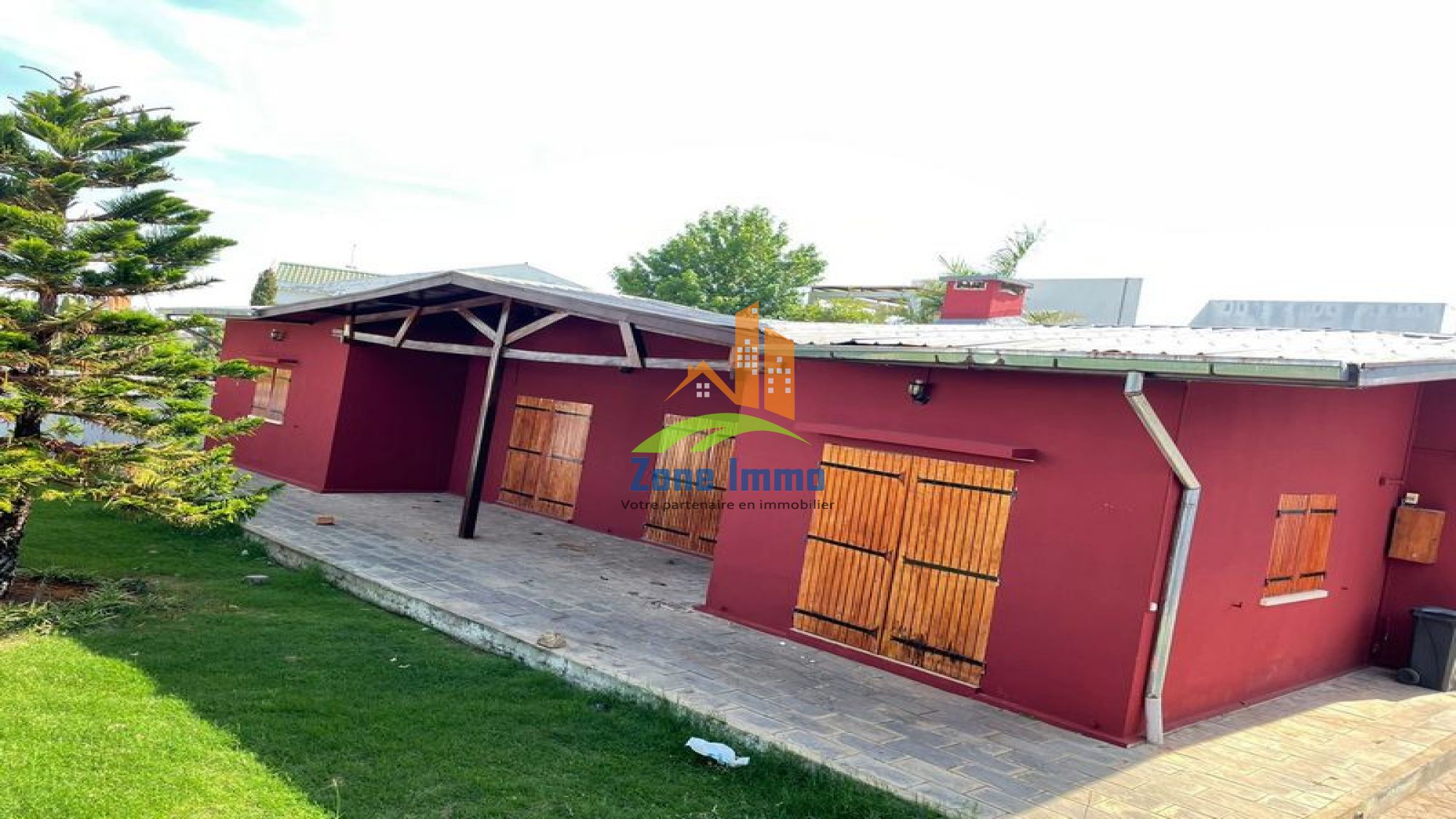 https://www.zoneimmo-mada.com/uploads/2025/06/10/a-louer-charmante-villa-basse-f4-avec-jardin-a-ambohibao-1749552351_1_12820_large.jpg