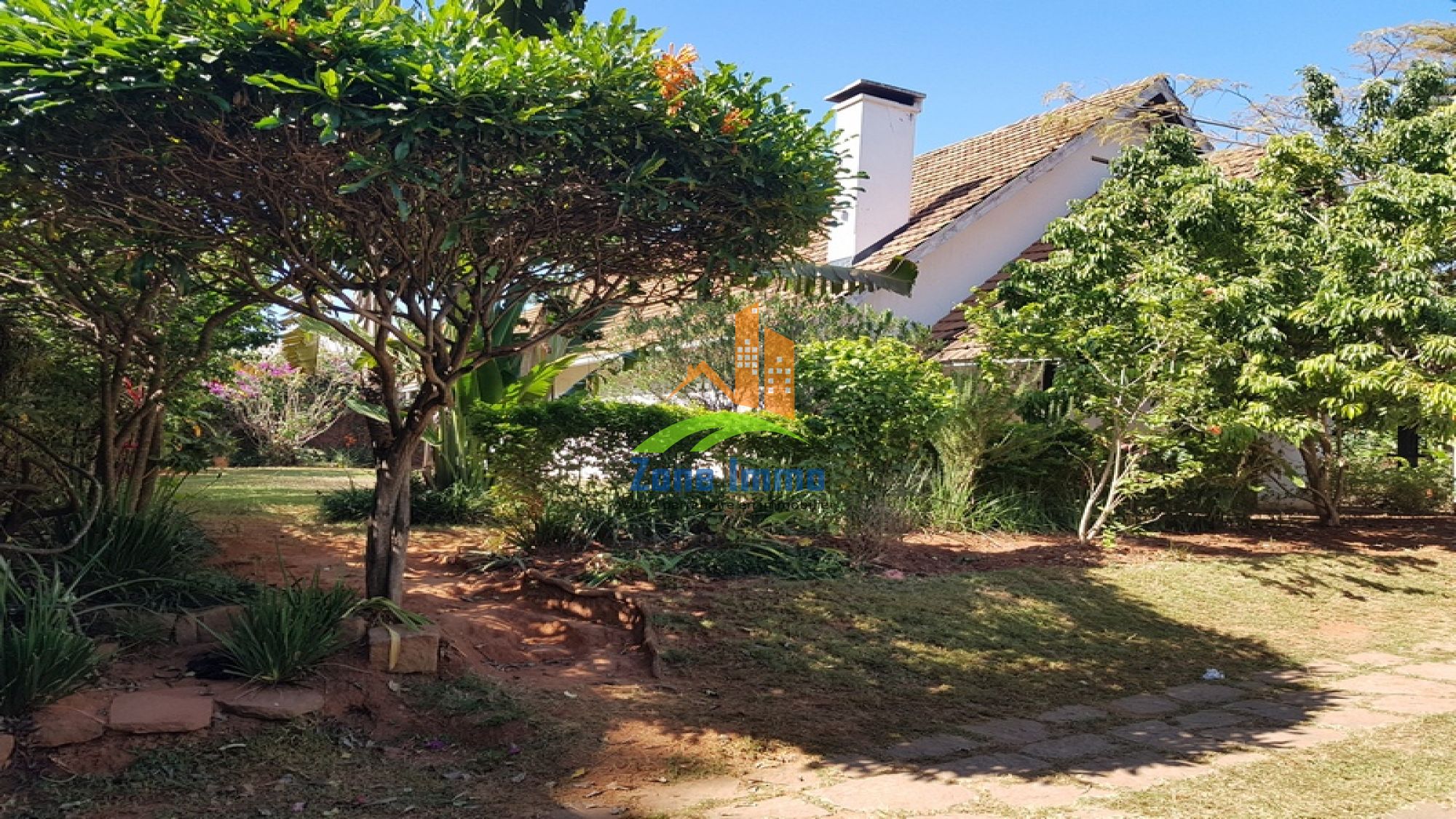 https://www.zoneimmo-mada.com/uploads/2025/06/12/a-louer-villa-f6-renovee-avec-piscine-a-pied-du-lft-a-ambatobe-1749934956_1_90756_large.jpg