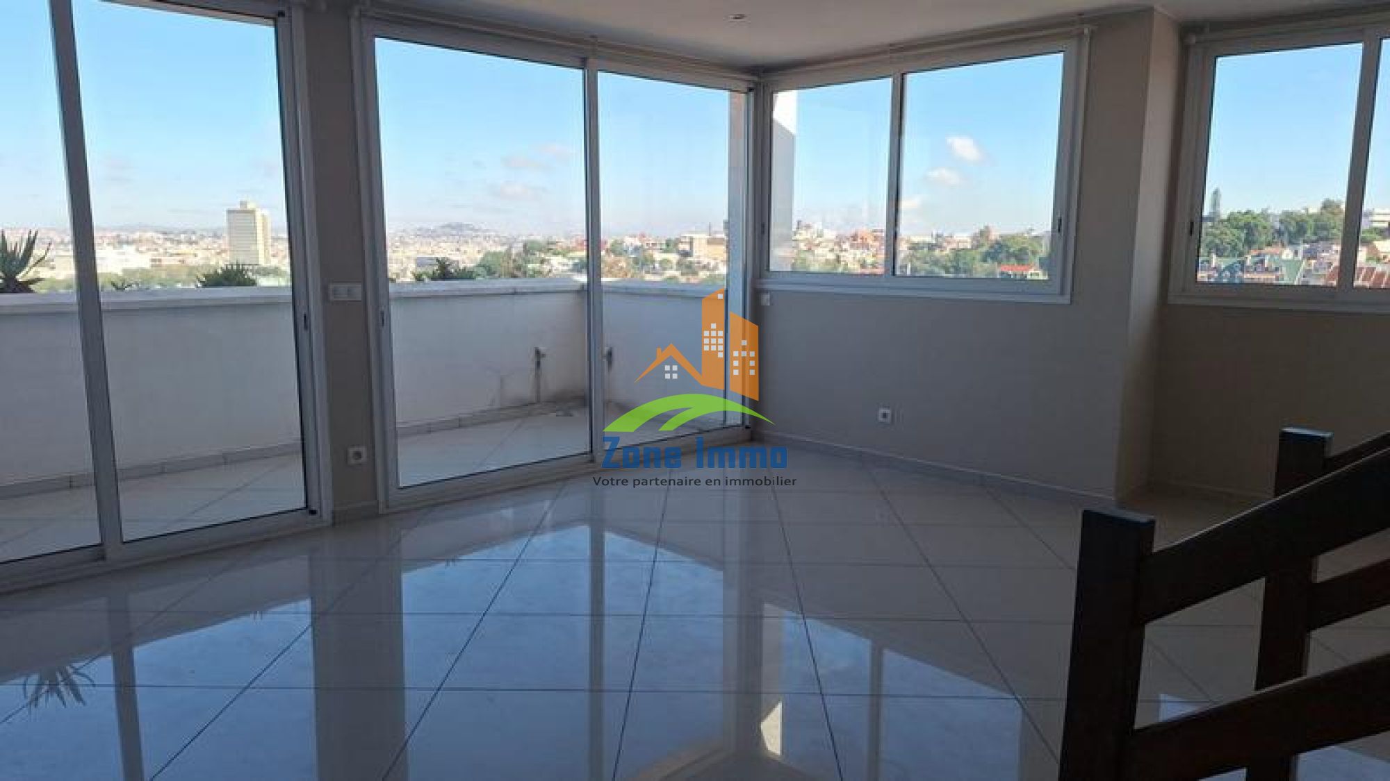 https://www.zoneimmo-mada.com/uploads/2025/06/27/a-louer-appartement-t3-meuble-ou-nu-a-amparibe-1751010319_1_50587_large.jpg