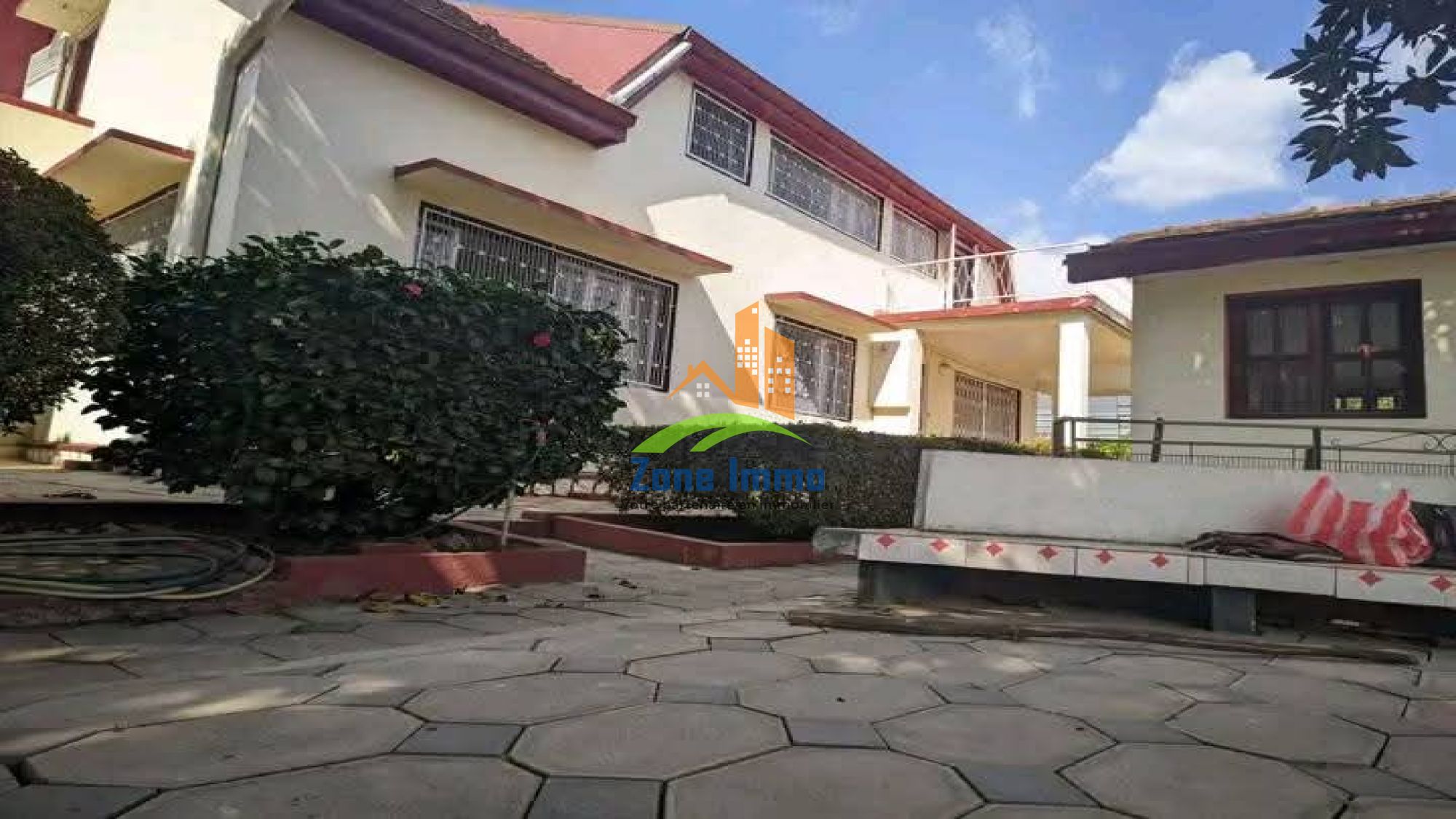 https://www.zoneimmo-mada.com/uploads/2025/07/04/a-louer-grande-villa-f6-a-usage-mixte-a-ambatobe-nanisana-1751654075_1_98994_large.jpg