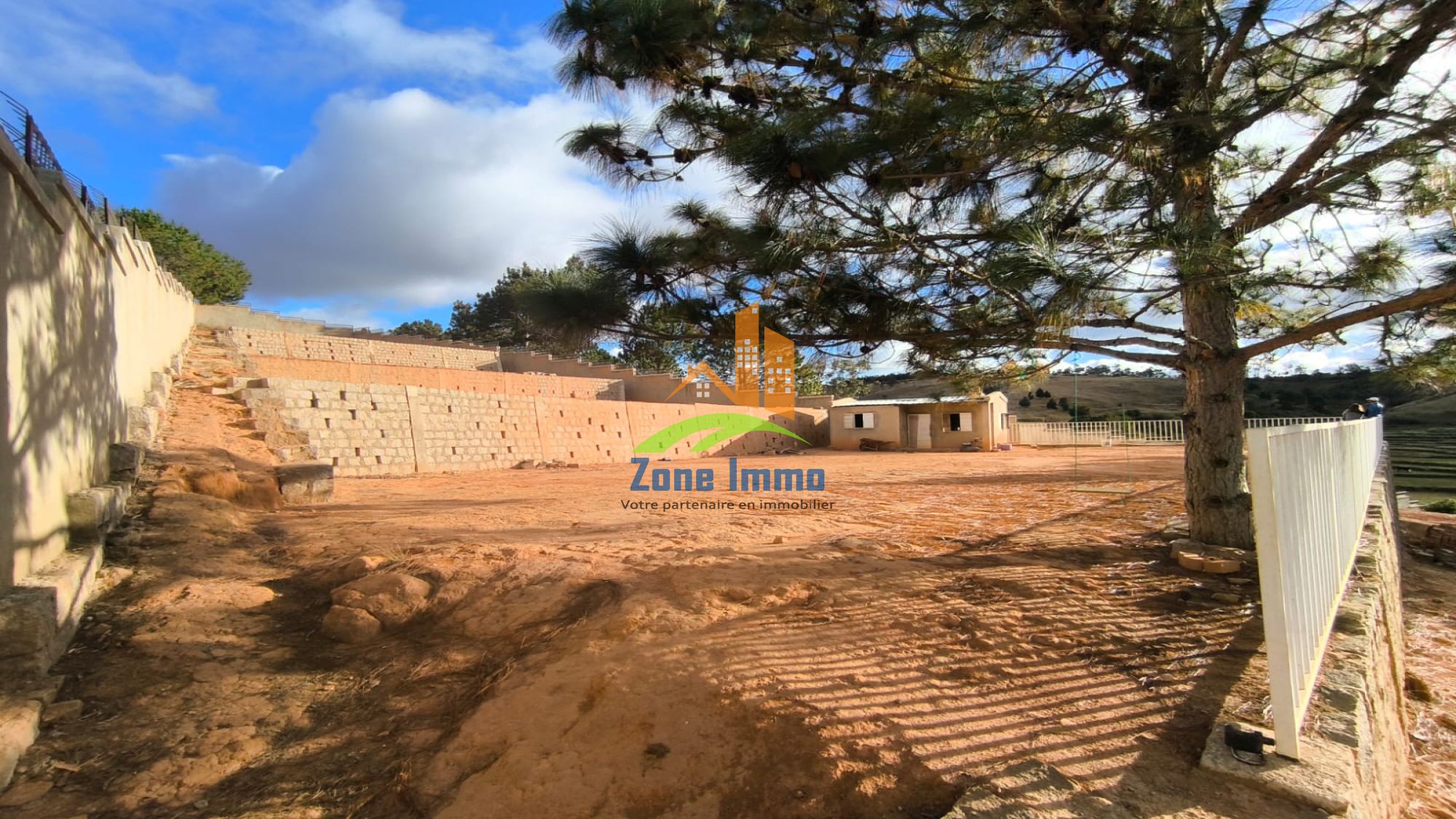 https://www.zoneimmo-mada.com/uploads/2025/07/05/a-vendre-beau-terrain-cloture-de-2-395m-a-imerinkasinina-1751704405_1_59527_large.jpg