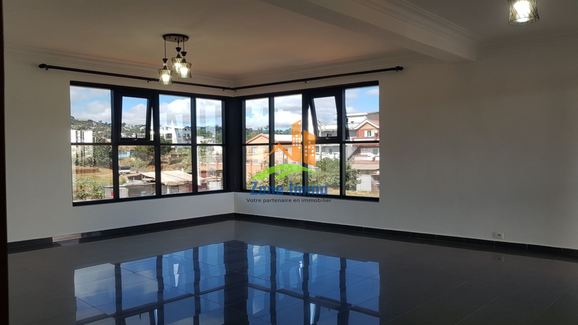 https://www.zoneimmo-mada.com/uploads/2025/07/08/a-louer-bel-appartement-t4-a-l-etage-a-12mn-a-pied-du-lft-a-ambatobe-1751956187_1_4865_large.jpg