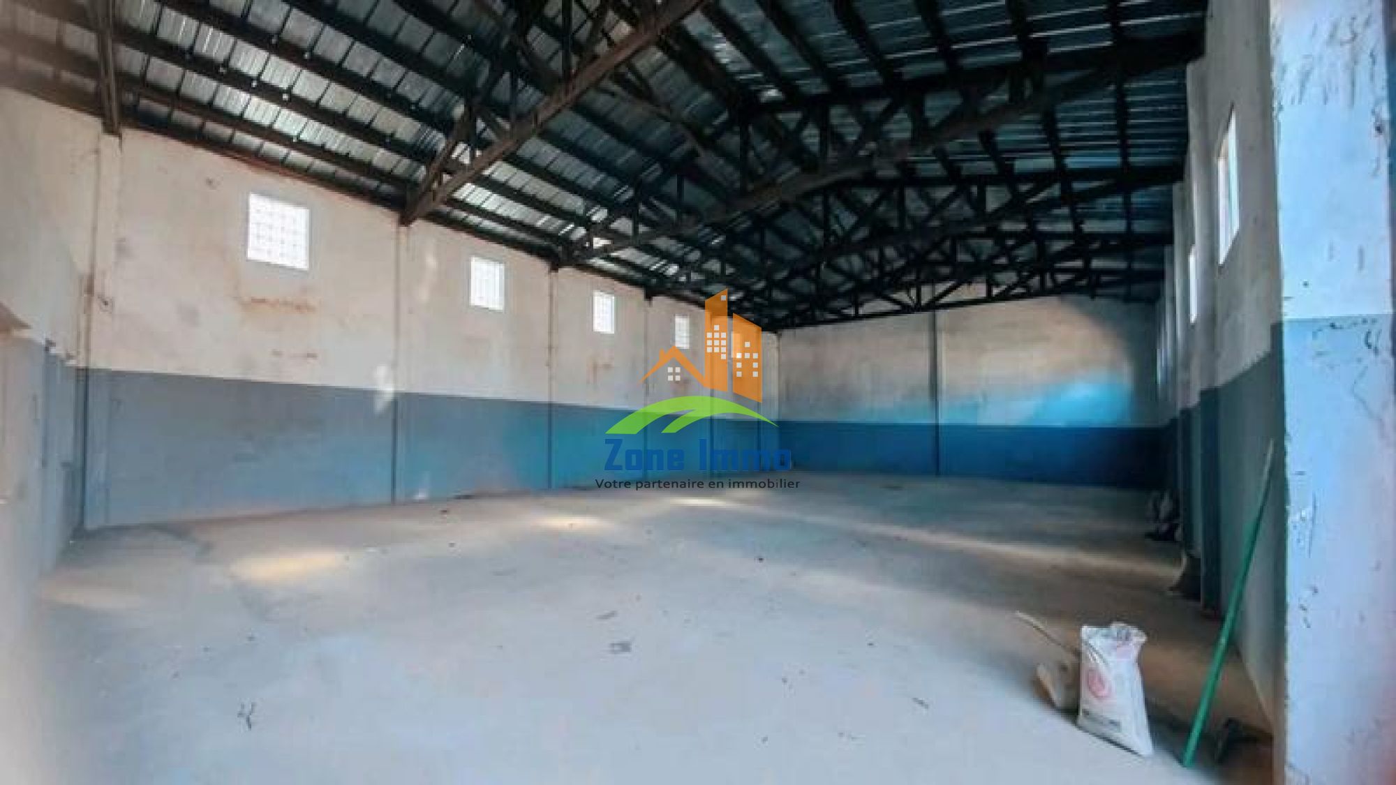 https://www.zoneimmo-mada.com/uploads/2025/07/08/a-louer-depot-de-450m-de-plain-pied-avec-courant-triphase-a-ambohibao-1751958189_1_5682_large.jpg