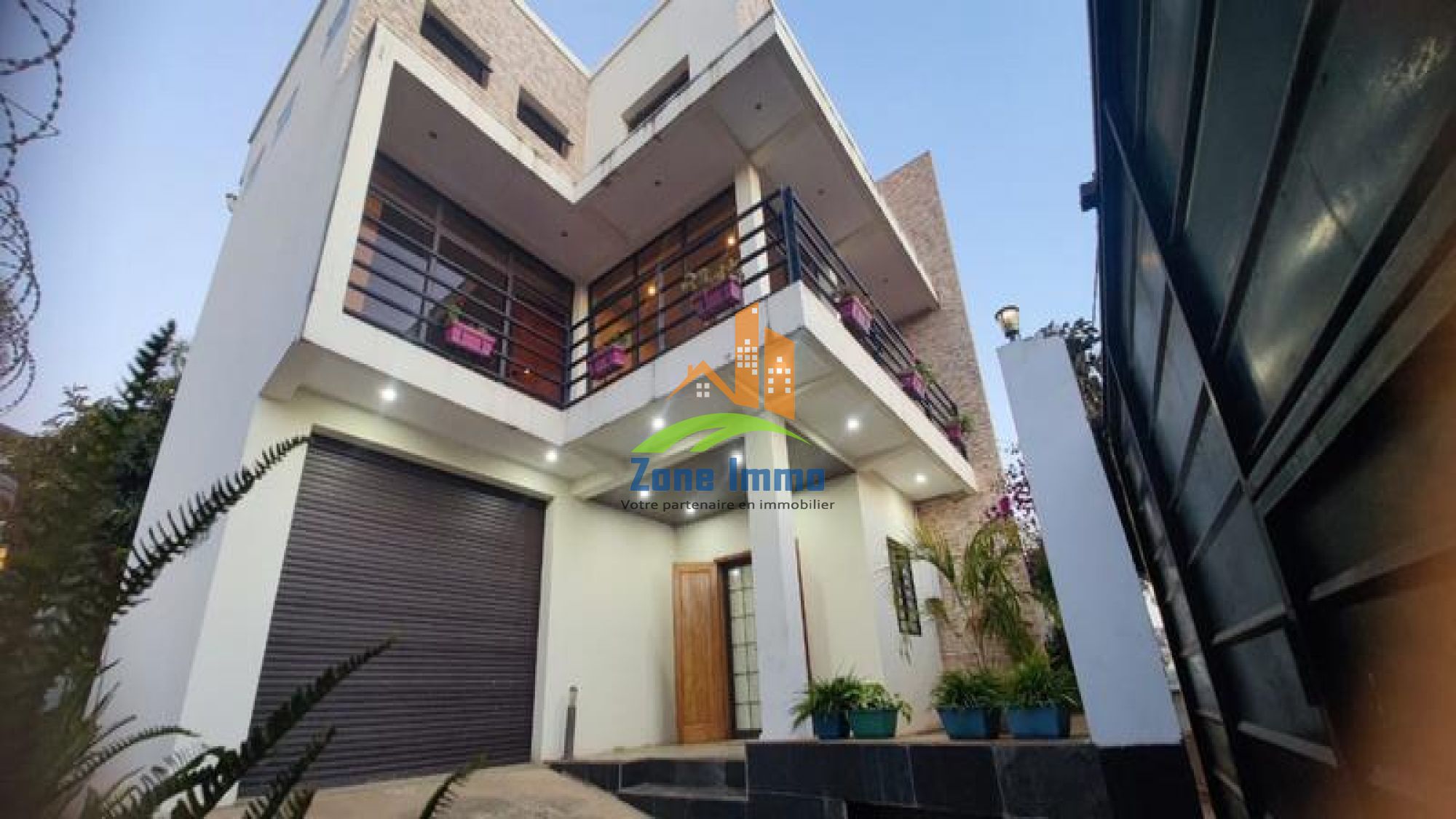 https://www.zoneimmo-mada.com/uploads/2025/07/25/a-louer-moderne-villa-f6-a-usage-mixte-proc-analamahitsy-1753451628_1_76729_large.jpg