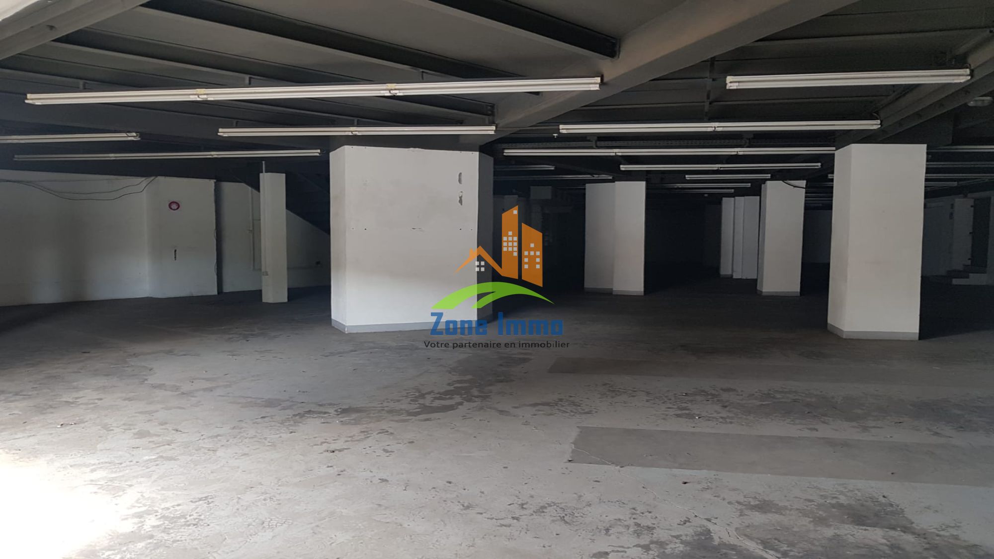 https://www.zoneimmo-mada.com/uploads/2025/08/02/a-louer-local-magasin-bureau-showroom-de341m-a-analakely-1755598160_1_27453_large.jpg