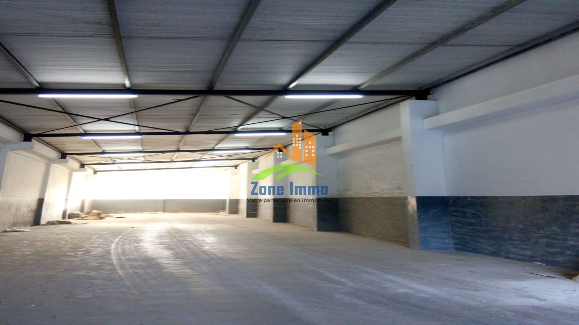 https://www.zoneimmo-mada.com/uploads/2025/08/19/a-louer-entrepot-de-1-000m-en-duplex-a-anosizato-1755606645_1_56875_large.jpg