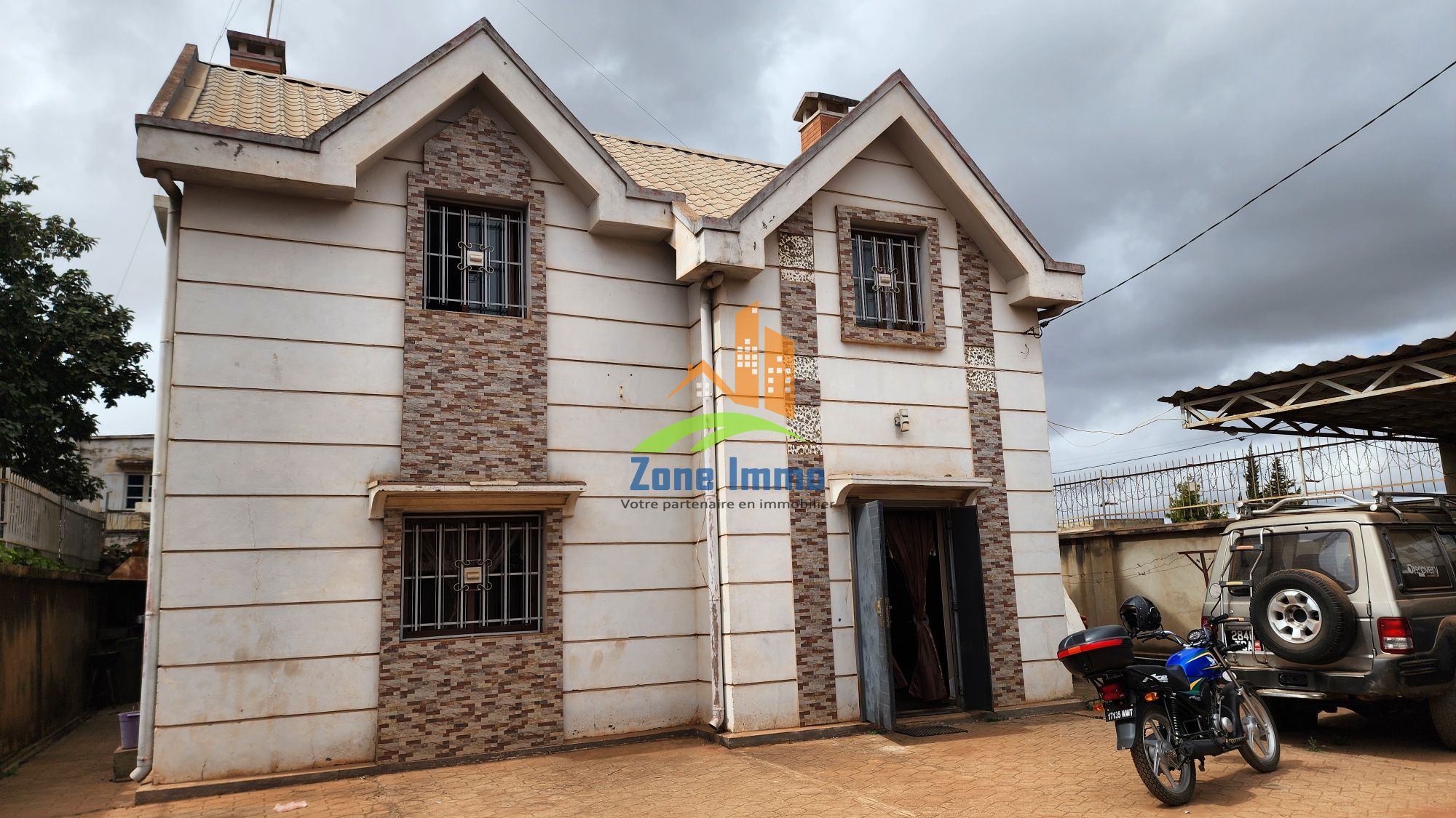 https://www.zoneimmo-mada.com/uploads/2025/09/04/a-vendre-maison-a-etage-f4-sur-300m-a-mahalavolona-andoharanofotsy-1756979801_1_8_large.jpg