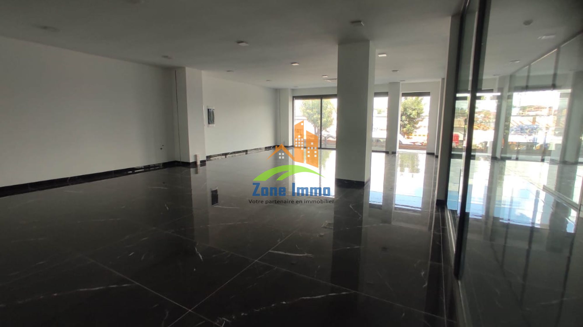https://www.zoneimmo-mada.com/uploads/2025/09/08/a-louer-local-commercial-showroom-magasin-local-professi-ankorondrano-1757334708_1_6664_large.jpg
