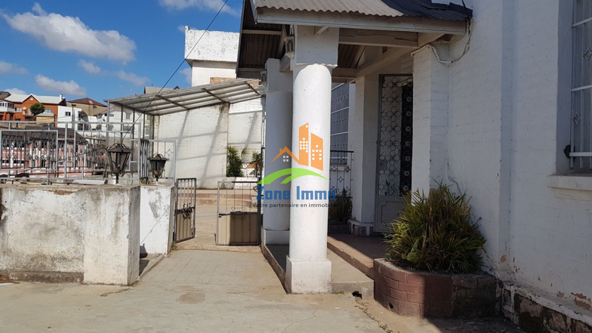 https://www.zoneimmo-mada.com/uploads/2025/09/13/a-vendre-propriete-de-464m-avec-une-maison-f7-a-ambohijatovo-ambony-1757750167_1_79538_large.jpg