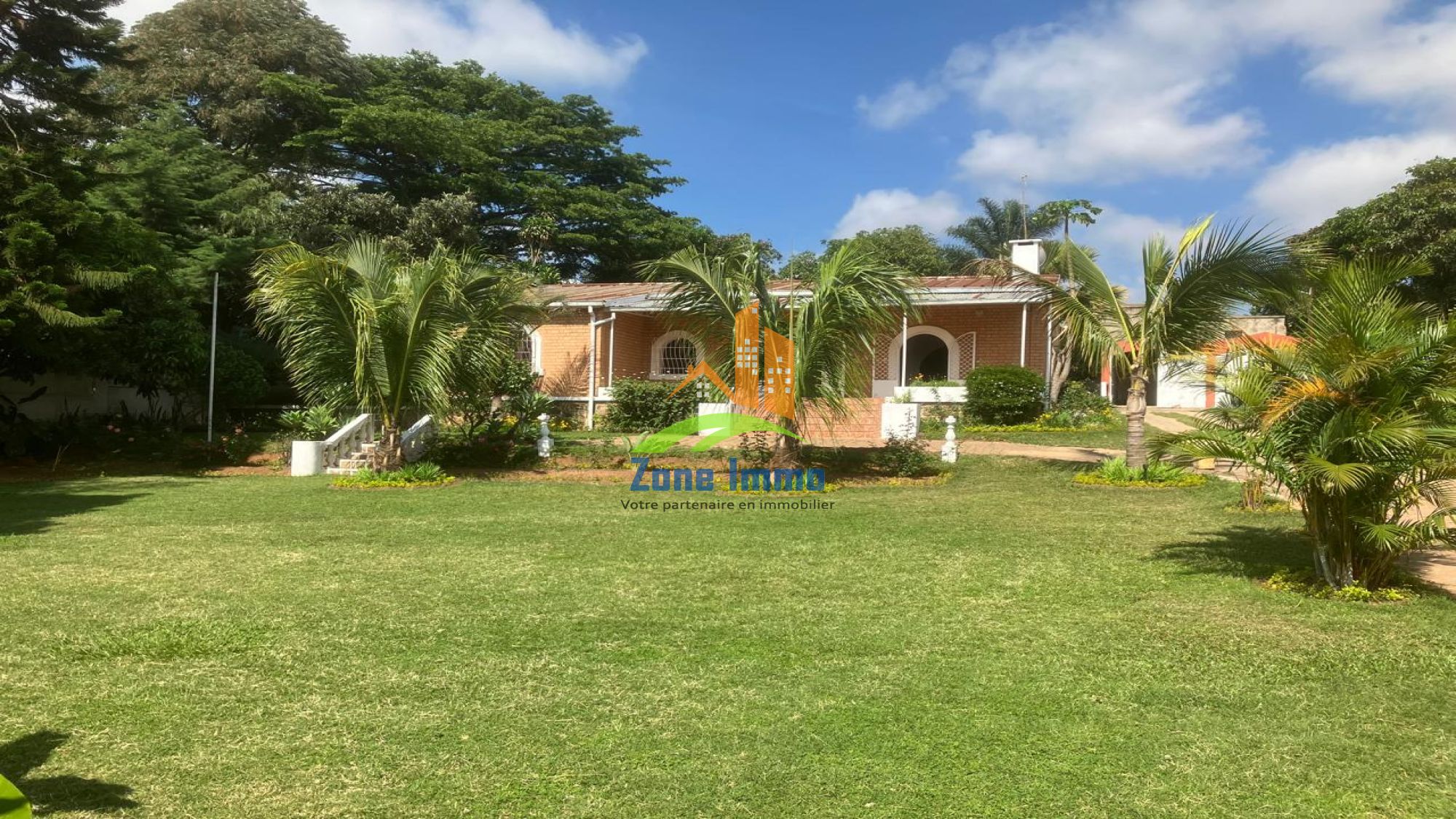 https://www.zoneimmo-mada.com/uploads/2025/09/24/a-louer-villa-basse-f4-bureau-avec-un-grand-jardin-sur-talatamaty-1758691546_1_37040_large.jpeg