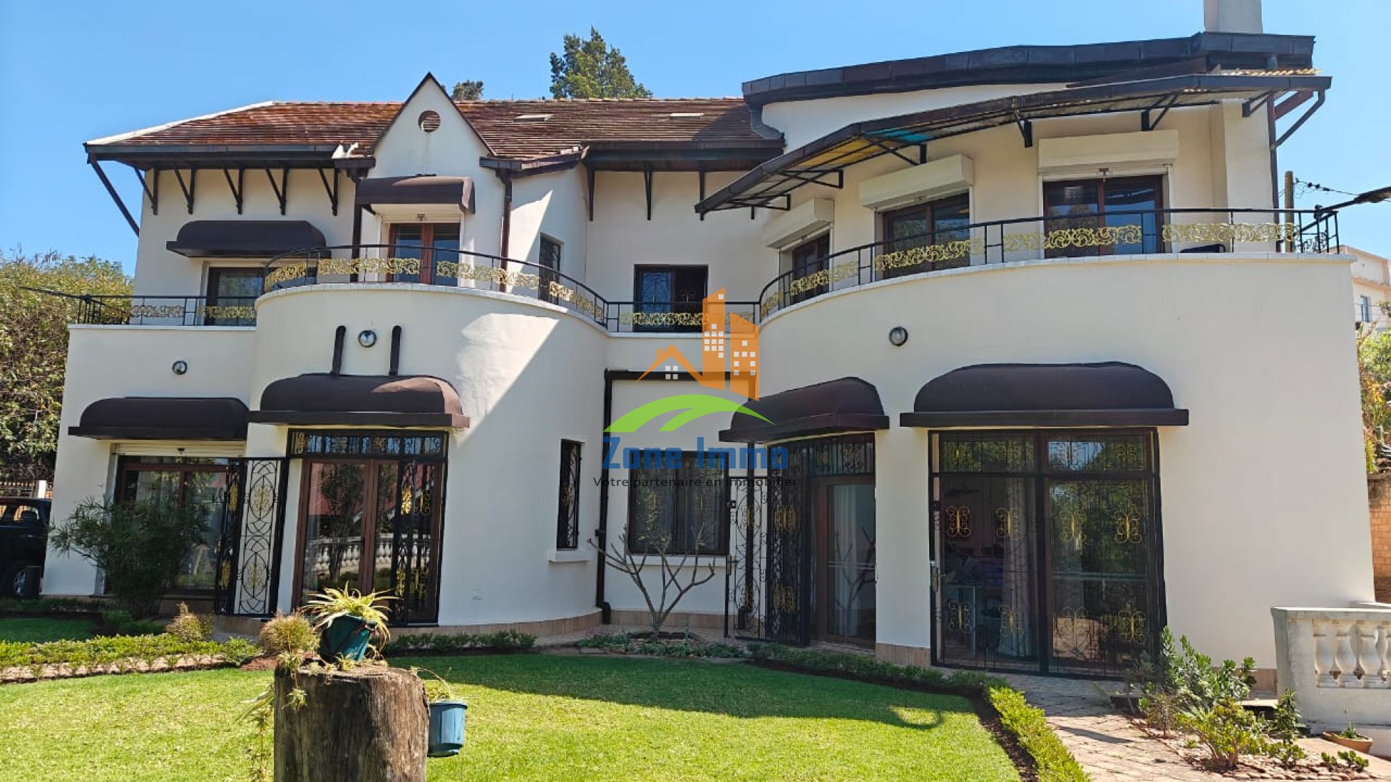 https://www.zoneimmo-mada.com/uploads/2025/09/29/a-vendre-grande-villa-f9-sur-1-100m-de-te-analamahitsy-farango-1759132471_1_56482_large.jpg