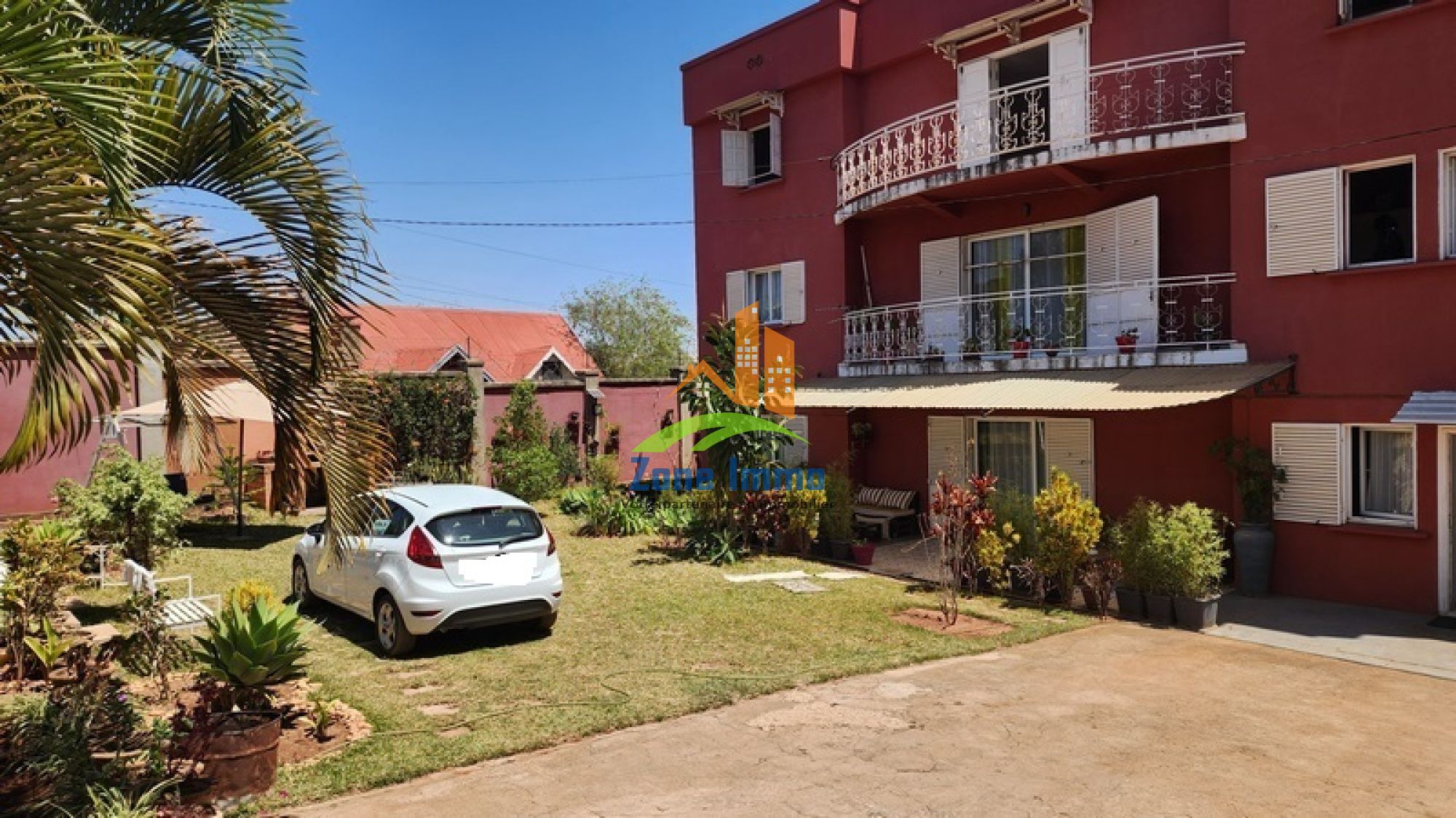 https://www.zoneimmo-mada.com/uploads/2025/09/29/a-vendre-propriete-de-800m-avec-02-maisons-f-antanetibe-talatamaty-1759155598_1_92676_large.jpg