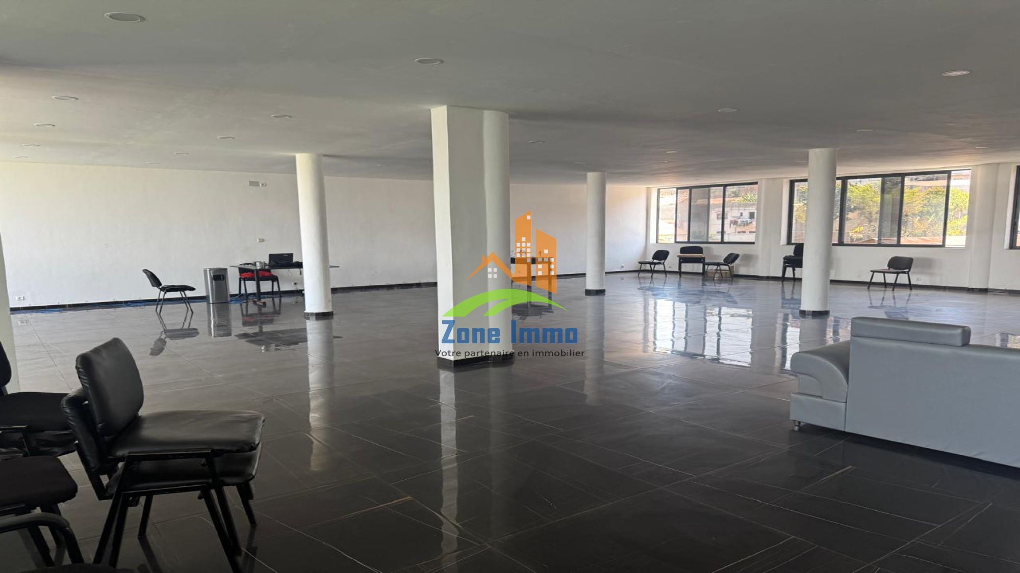 https://www.zoneimmo-mada.com/uploads/2025/10/03/a-louer-local-professionnel-de-340m-a-tsimbazaza-1759473358_1_67939_large.jpeg