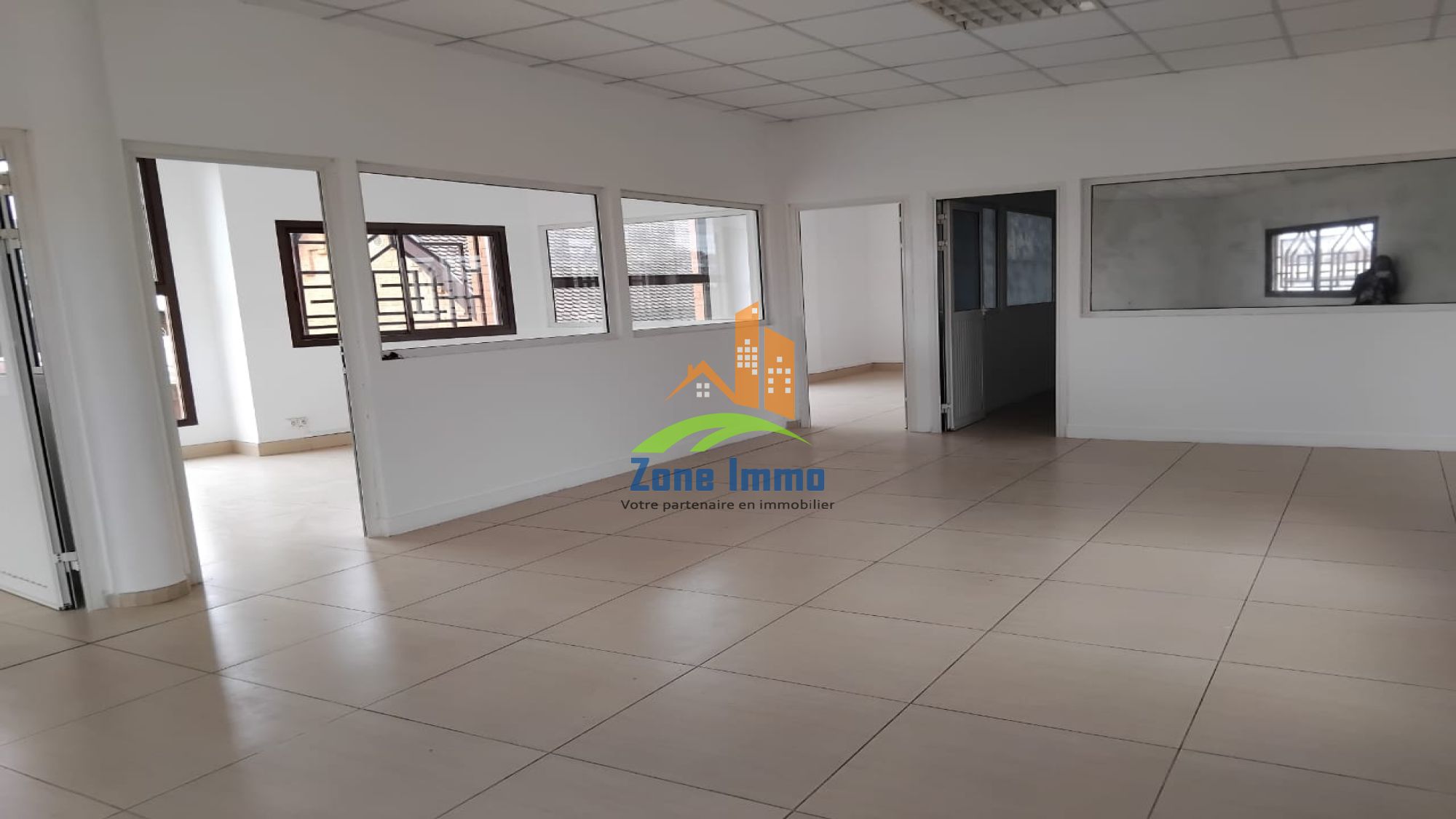 https://www.zoneimmo-mada.com/uploads/2025/10/08/a-louer-local-professionnel-bureau-local-commercial-de-ankorondrano-1759929111_1_30785_large.jpeg