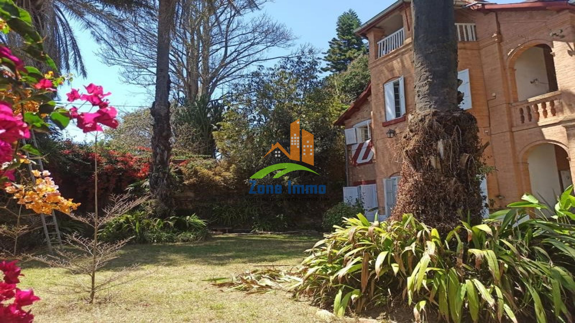 https://www.zoneimmo-mada.com/uploads/2025/10/08/a-louer-villa-f5-combles-et-grand-jardin-arbore-en-c-faravohitra-1760699266_1_52593_large.jpeg