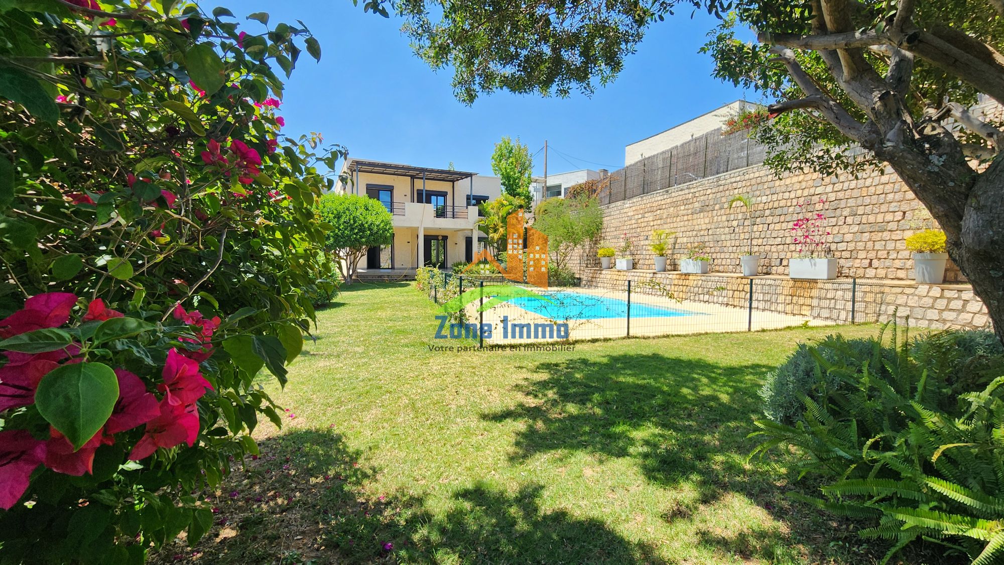 https://www.zoneimmo-mada.com/uploads/2025/10/16/a-louer-villa-a-etage-f5-avec-piscine-et-jardin-sur-ambatobe-1760675774_1_72907_large.jpg