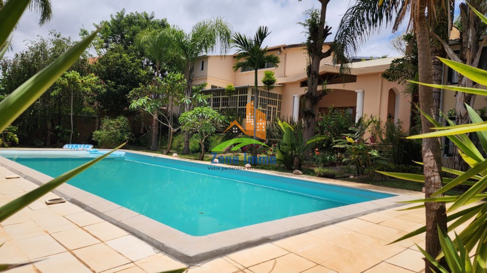 https://www.zoneimmo-mada.com/uploads/2025/11/13/a-louer-villa-a-etage-f5-bureau-meublee-avec-acces-pi-mandrosoa-ivato-1772633096_1_34052_large.jpg