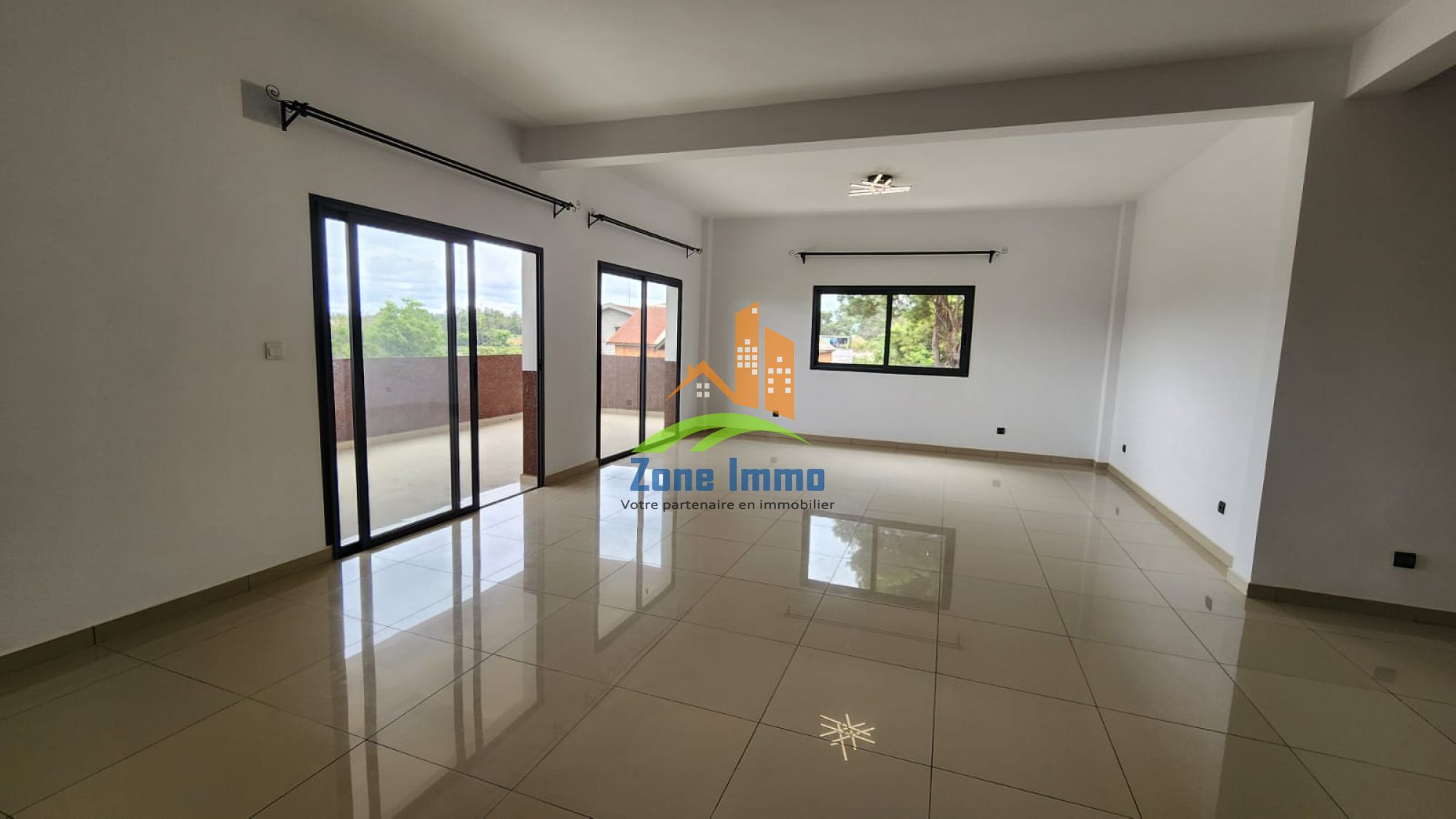 https://www.zoneimmo-mada.com/uploads/2025/11/23/a-louer-appartement-t4-bureau-meuble-ou-videav-ankadilalana-ambohibao-1763936369_1_11502_large.jpeg