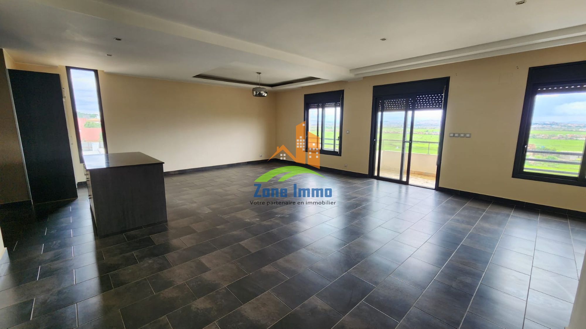 https://www.zoneimmo-mada.com/uploads/2025/11/23/a-louer-appartements-t3-ou-t4-avec-acces-ambatolampy-ambohibao-1763931323_1_91917_large.jpeg