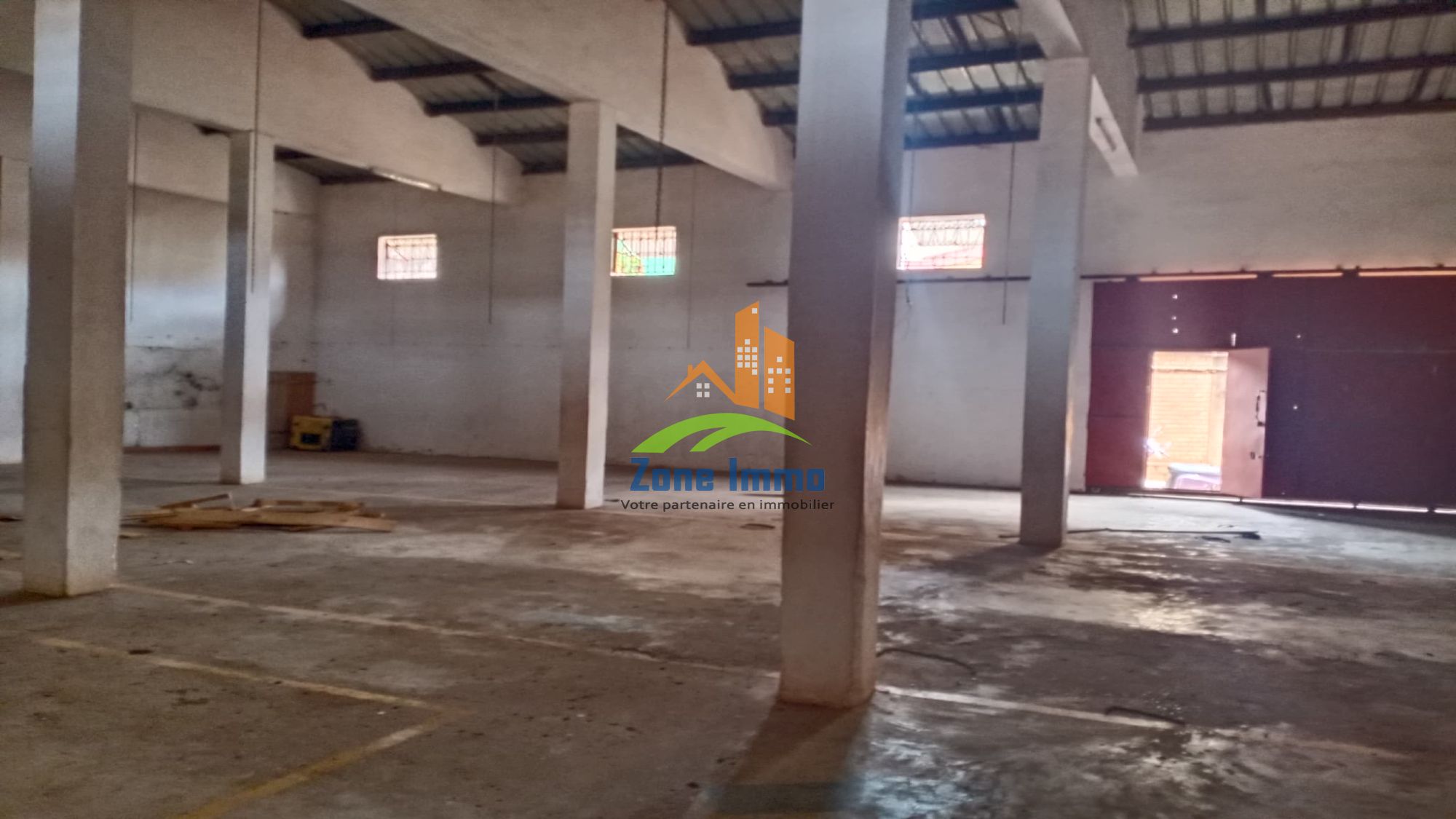 https://www.zoneimmo-mada.com/uploads/2025/11/28/a-louer-entrepot-de-200m-accessible-en-semi-remorque-a-ambohibao-1764340702_1_85006_large.jpeg