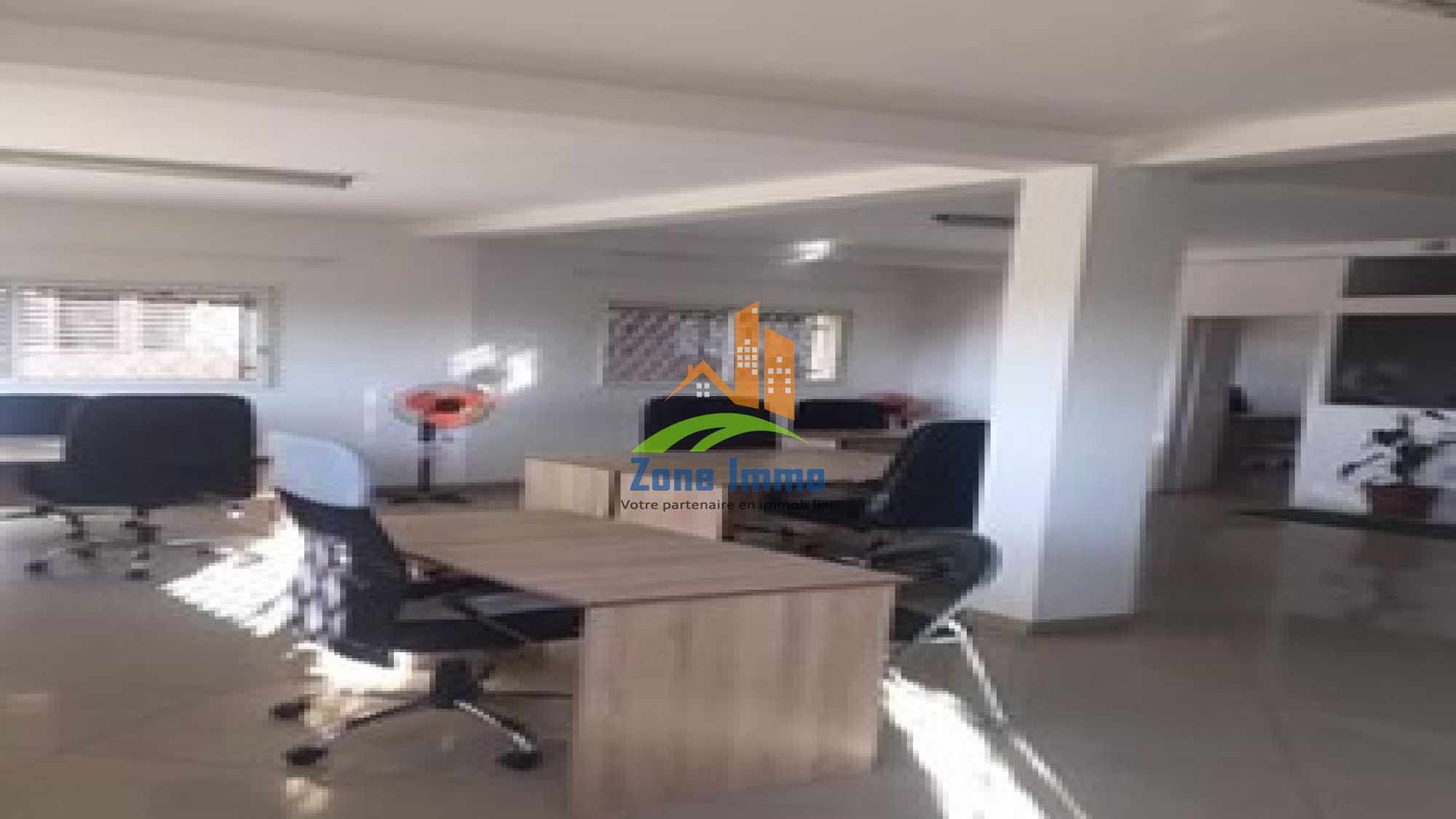 https://www.zoneimmo-mada.com/uploads/2025/11/30/a-louer-bureau-meuble-et-securise-de-100m-a-ankorondrano-1764484386_1_99625_large.jpg