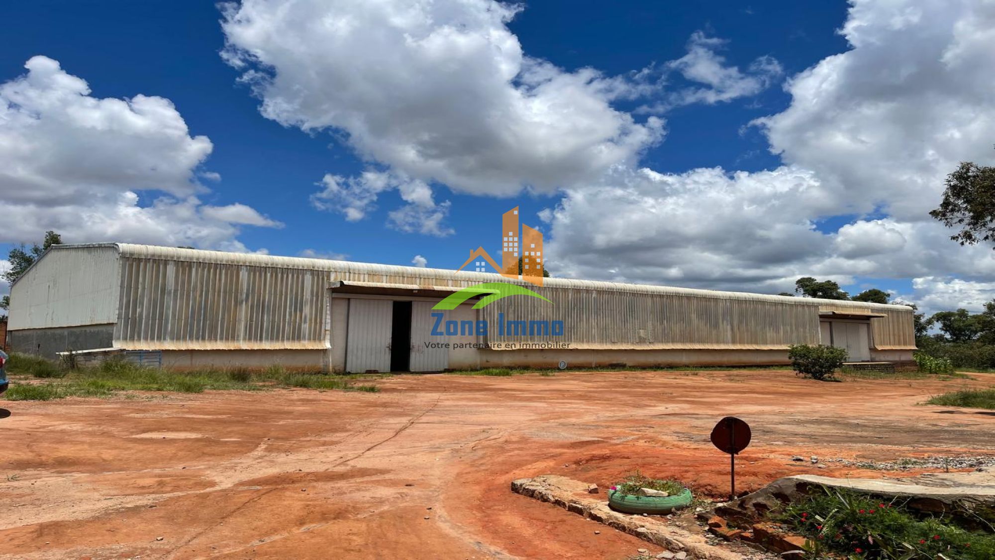 https://www.zoneimmo-mada.com/uploads/2025/12/03/a-louer-entrepot-de-1-500m-accessible-en-s-ambohidratrimo-1764847270_1_13162_large.jpeg