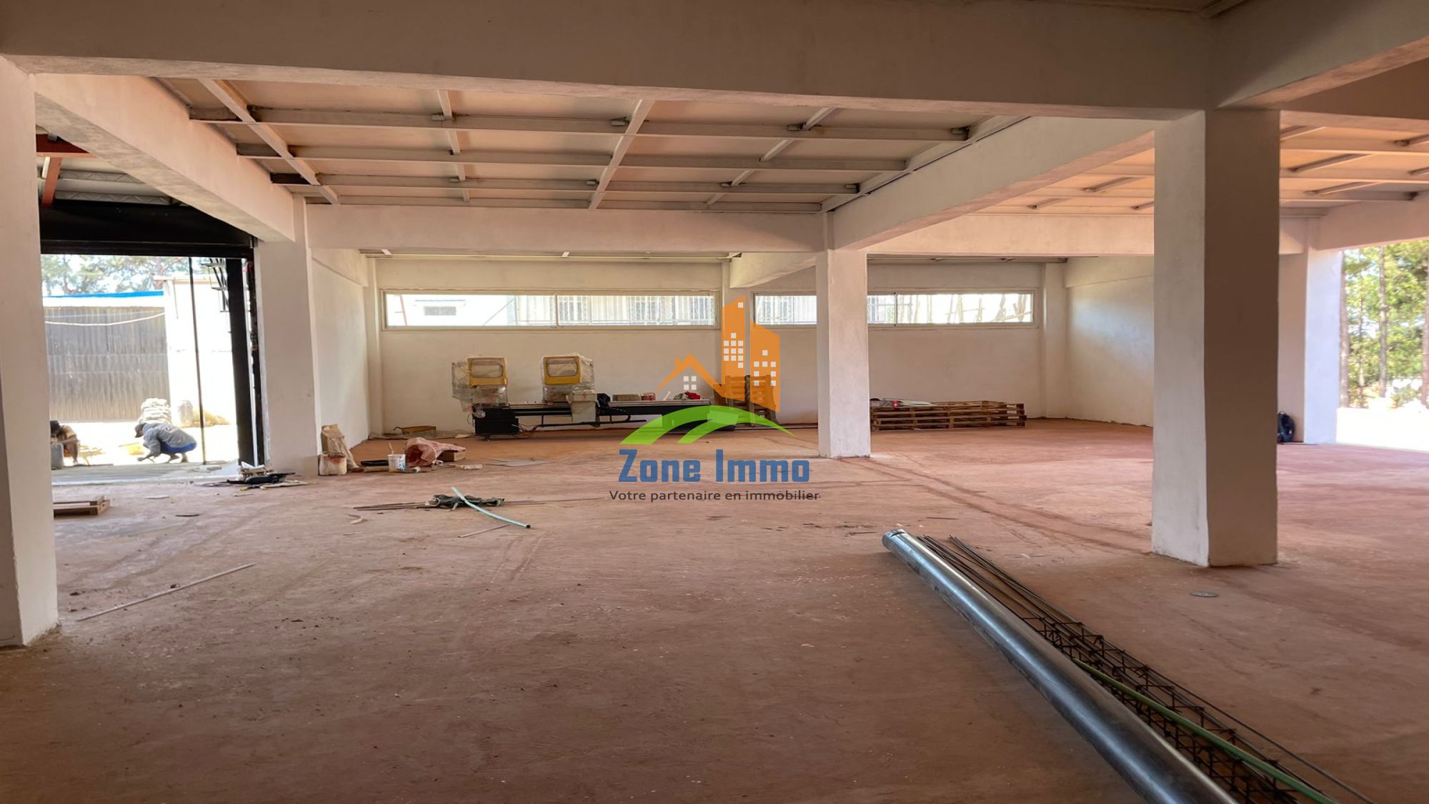 https://www.zoneimmo-mada.com/uploads/2025/12/03/a-louer-entrepot-et-bureau-de-300m-au-choix-a-ambohidratrimo-1764773950_1_42520_large.jpeg