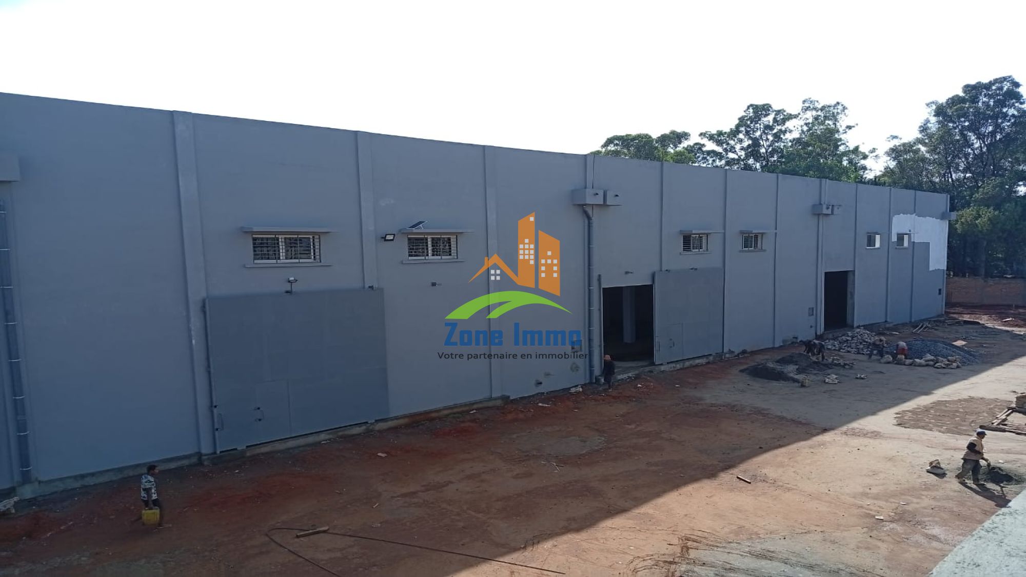https://www.zoneimmo-mada.com/uploads/2025/12/03/a-louer-entrepots-de-600m-securises-et-avec-courant-talatamaty-1764750222_1_19270_large.jpeg