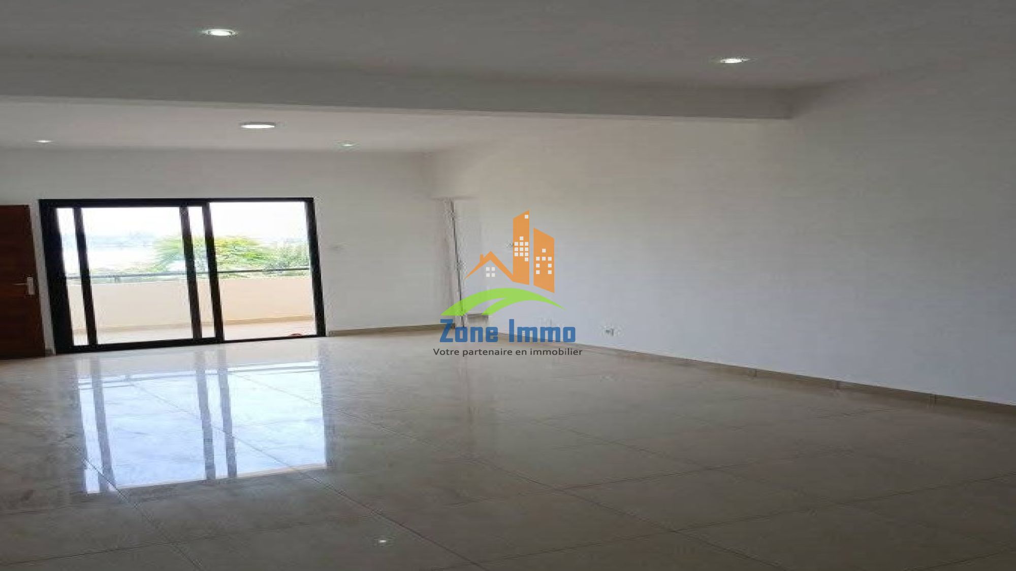 https://www.zoneimmo-mada.com/uploads/2025/12/16/a-vendre-appartements-t4-securises-au-analamahitsy-farango-1765901481_1_68595_large.jpg