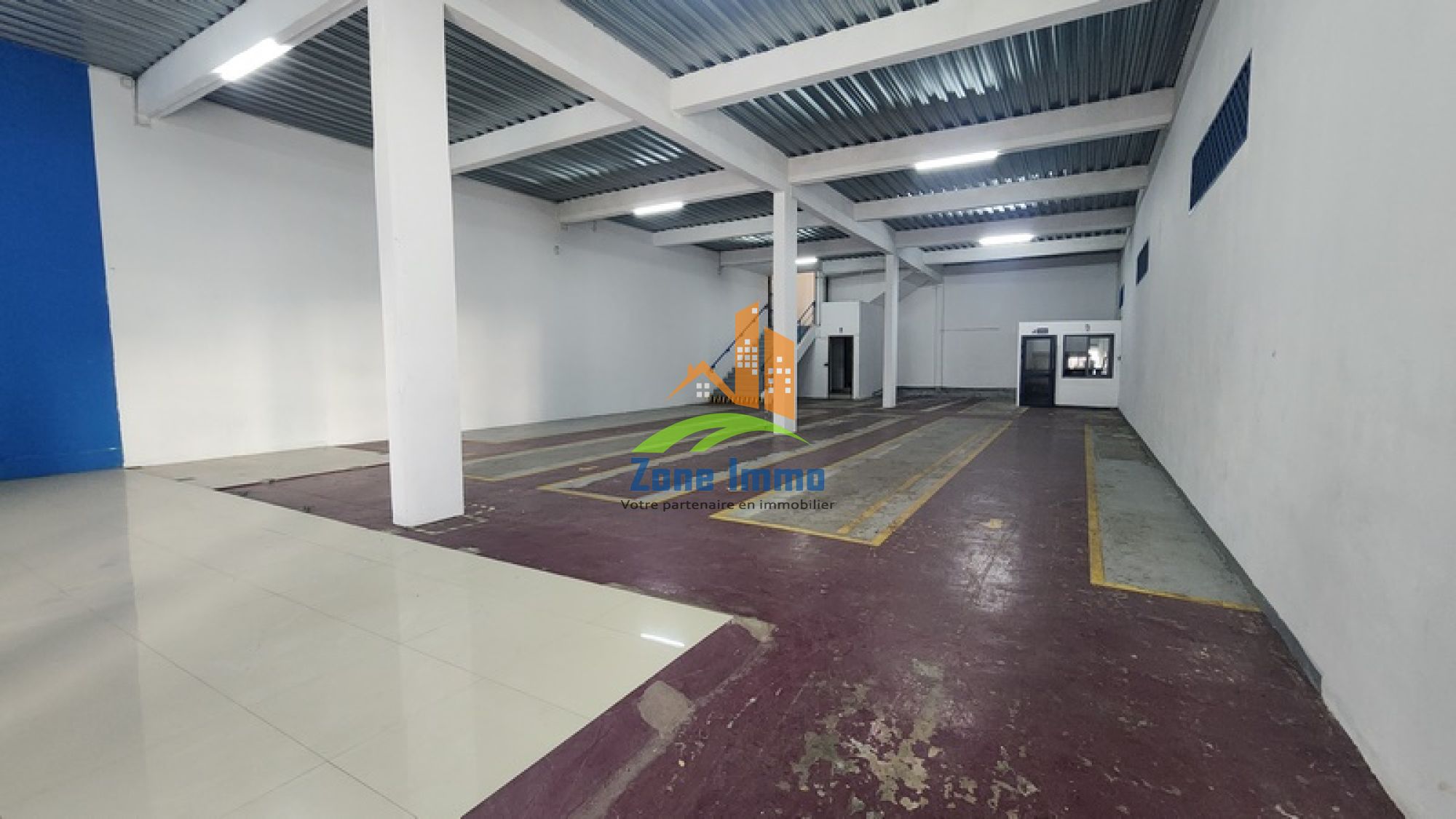 https://www.zoneimmo-mada.com/uploads/2025/12/26/a-louer-entrepot-hangar-usine-securise-de-650m-en-duplex-a-tanjombato-1783441776_1_88710_large.jpg