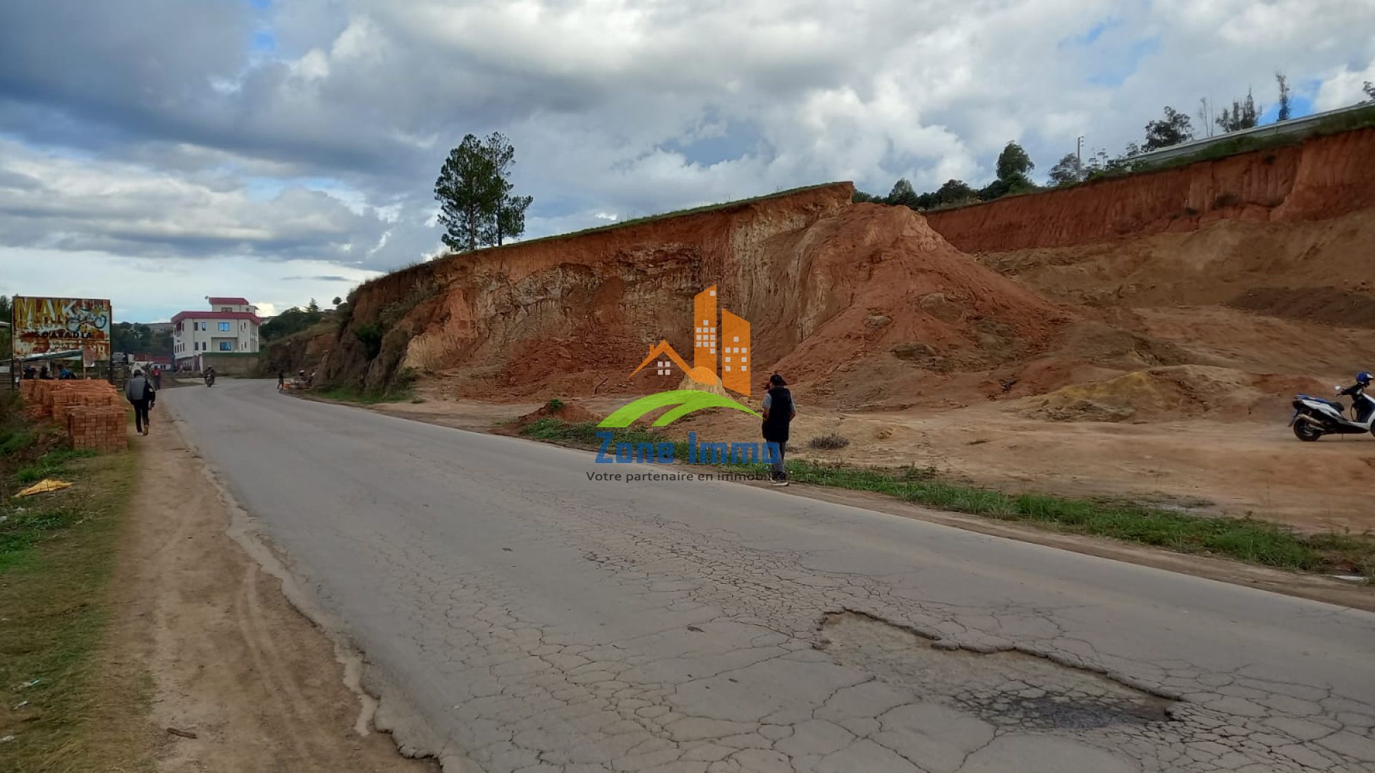 https://www.zoneimmo-mada.com/uploads/2026/01/08/a-vendre-terrain-de-11-000m-au-bord-de-la-rn2-a-ambohimalaza-1767860633_1_26298_large.jpeg