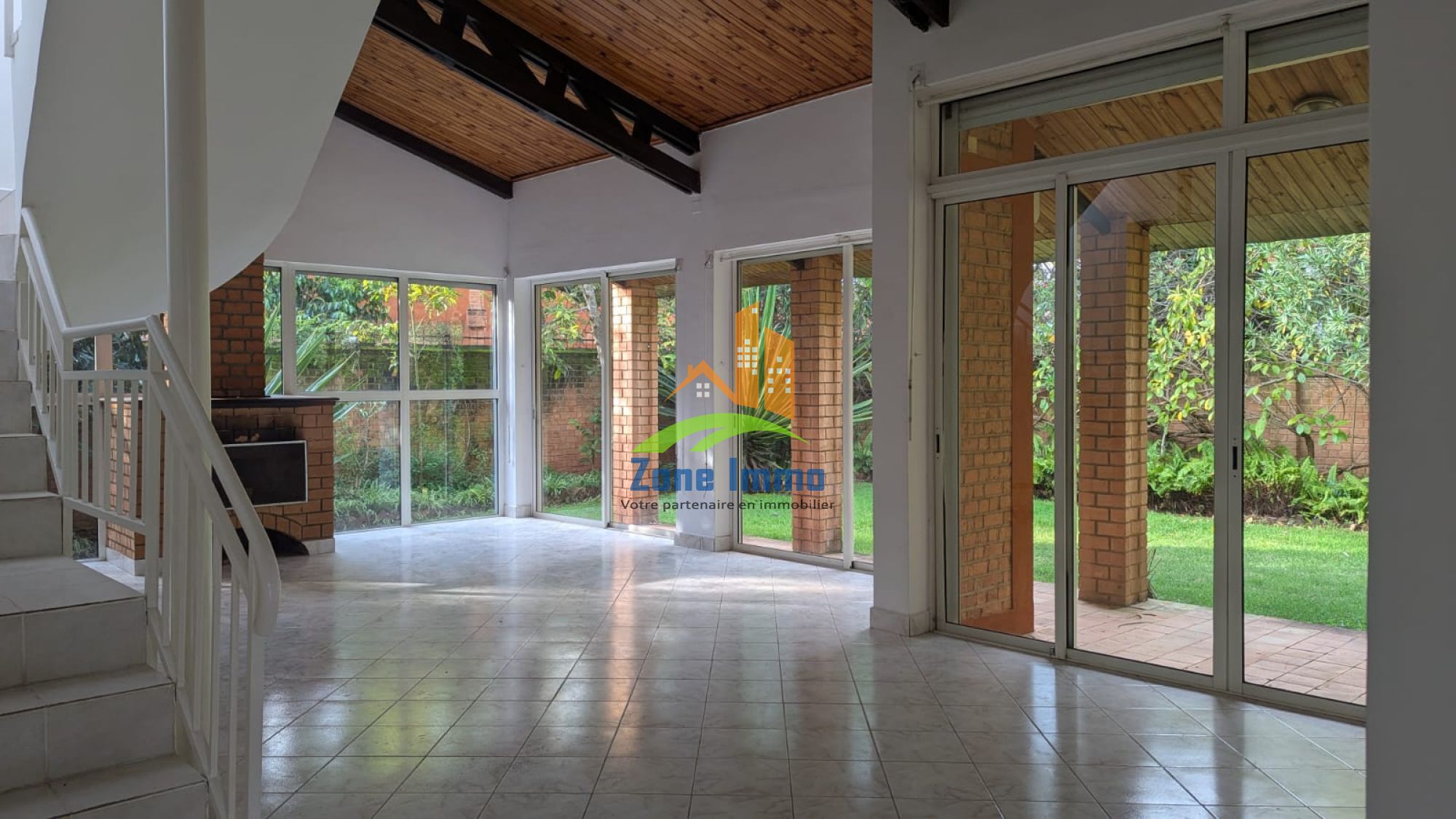 https://www.zoneimmo-mada.com/uploads/2026/01/11/a-louer-villa-f5-avec-jardin-au-lotissement-bonnet-a-ivandry-1775819456_1_79127_large.jpeg