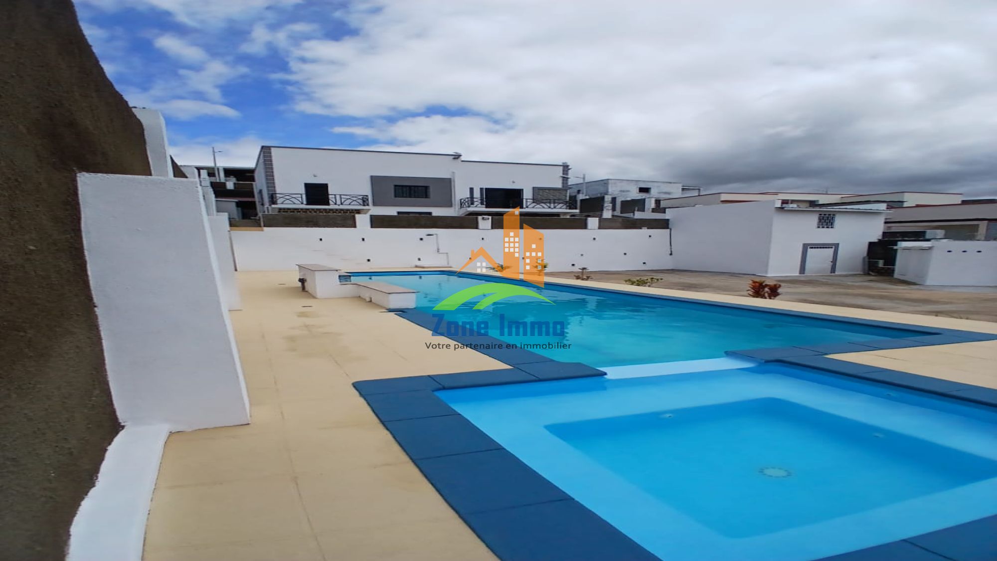 https://www.zoneimmo-mada.com/uploads/2026/01/20/a-vendre-villa-securisee-f4-avec-piscine-sur-850m-de-t-manazary-ilafy-1768919346_1_82790_large.jpeg
