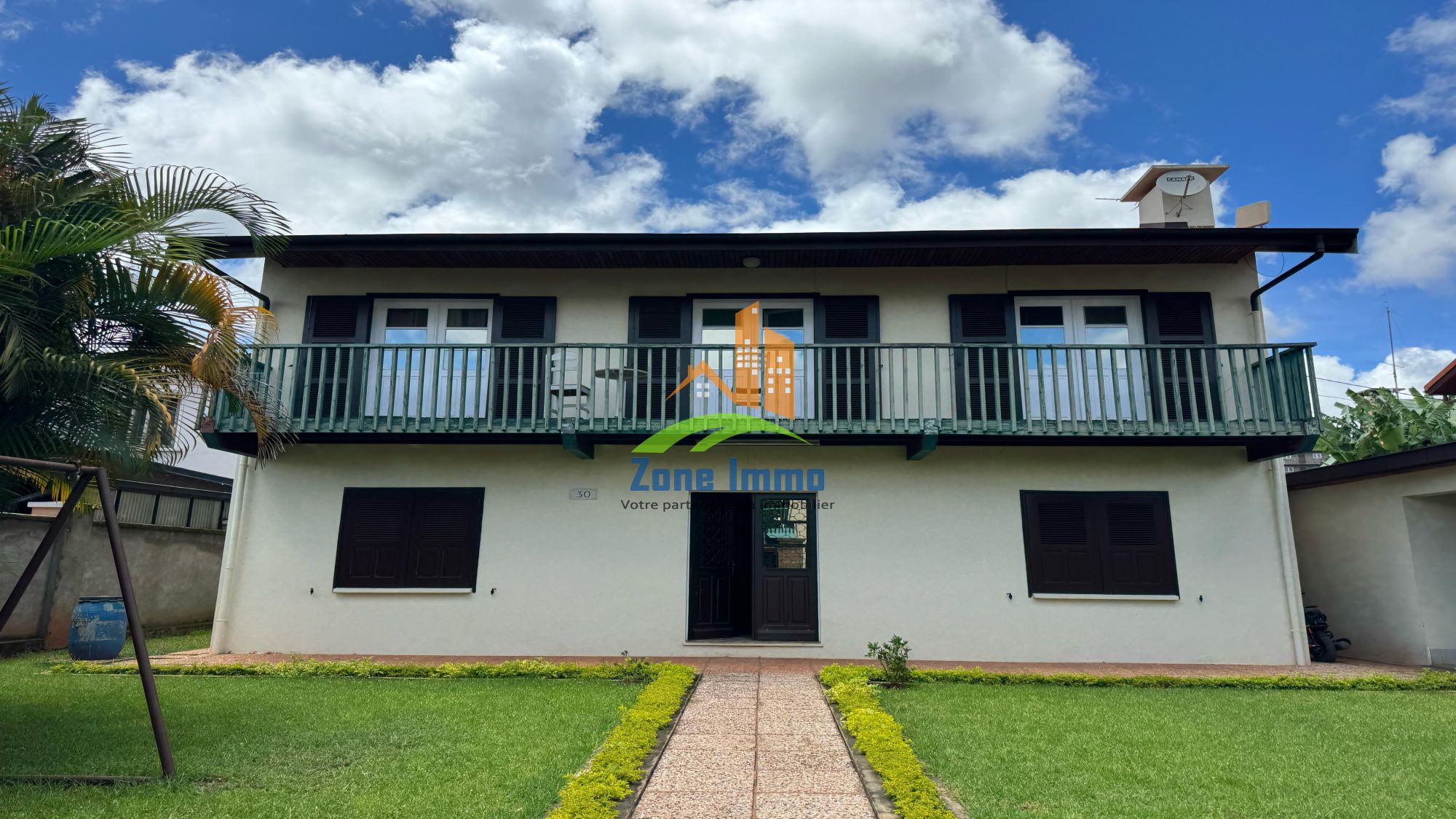 https://www.zoneimmo-mada.com/uploads/2026/01/27/a-vendre-villa-a-etage-f4-de-200m-sur-439m-de-terrain-a-tanjombato-1769536572_1_48318_large.jpeg