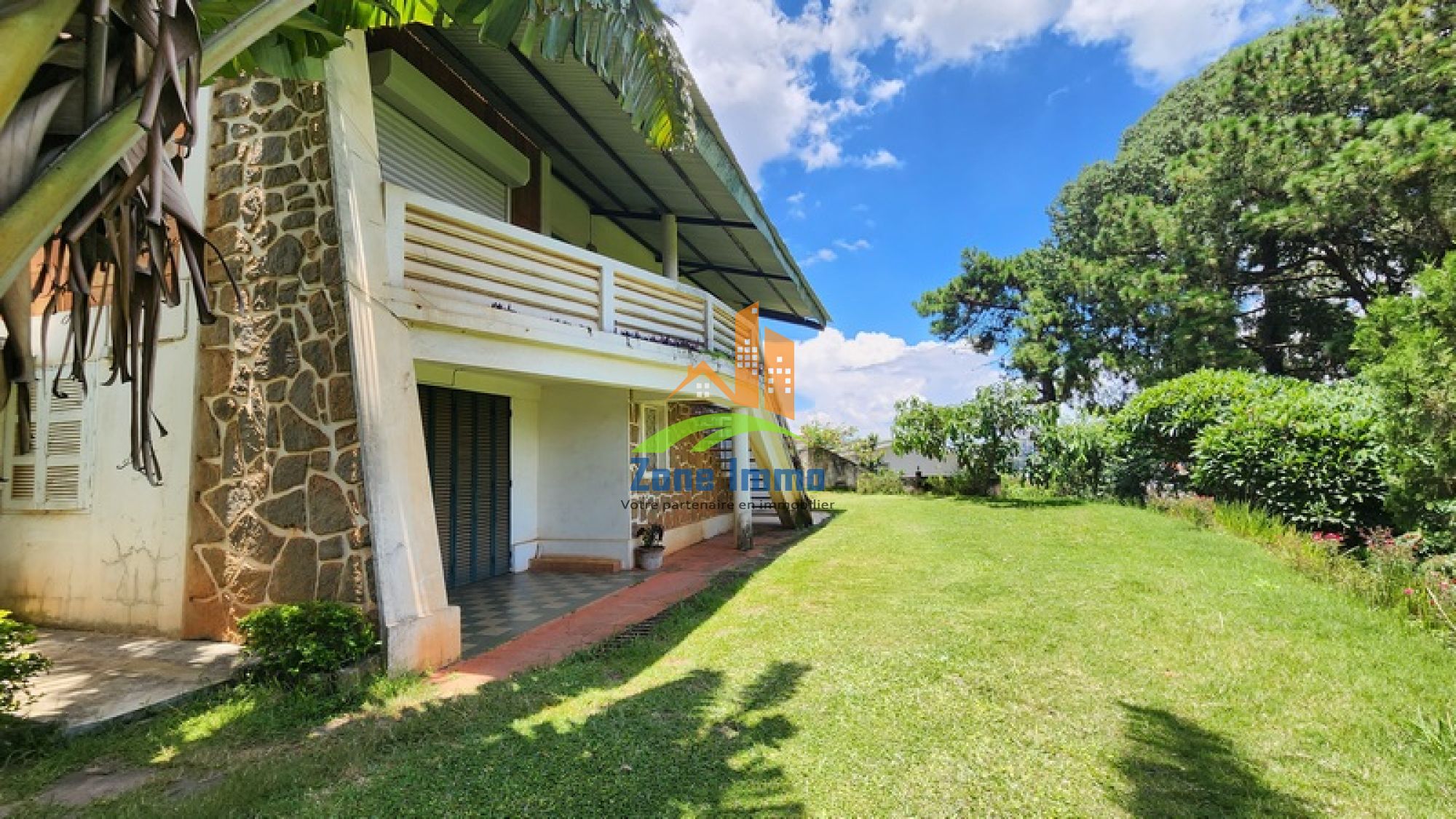 https://www.zoneimmo-mada.com/uploads/2026/02/05/a-louer-villa-a-etage-f6-sur-4-788m-a-ampasanimalo-1770290588_1_98457_large.jpg