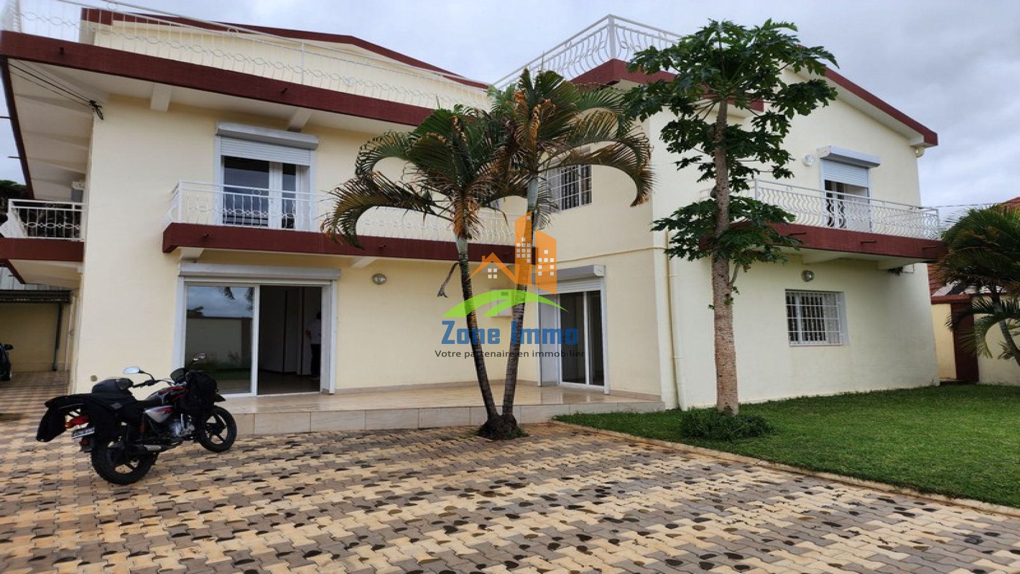 https://www.zoneimmo-mada.com/uploads/2026/02/05/a-vendre-villa-a-etage-f7-sur-440m-de-terrain-a-a-tsiadana-1770294513_1_59076_large.jpg