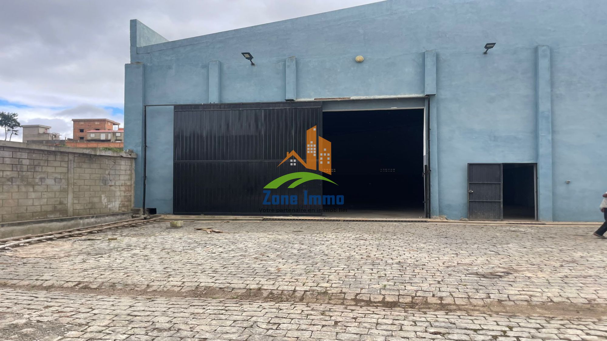 https://www.zoneimmo-mada.com/uploads/2026/06/03/a-louer-entrepot-depot-hangar-usine-de-40-ambohimangakely-1780481861_1_10143_large.jpeg