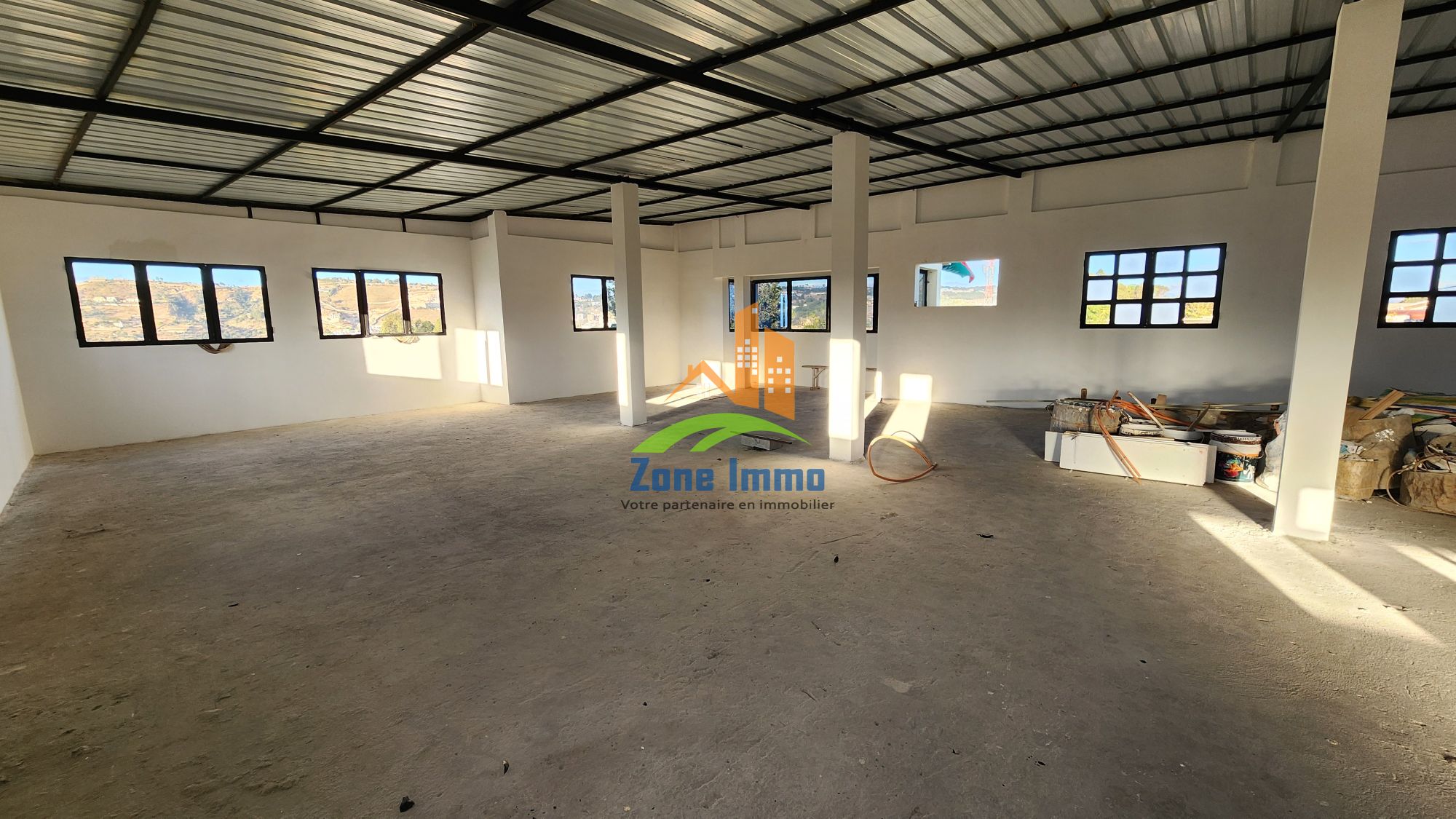 https://www.zoneimmo-mada.com/uploads/2026/07/07/a-louer-maison-r-2-f5-a-usage-mixte-a-ambatobe-1783447851_1_216_large.jpg
