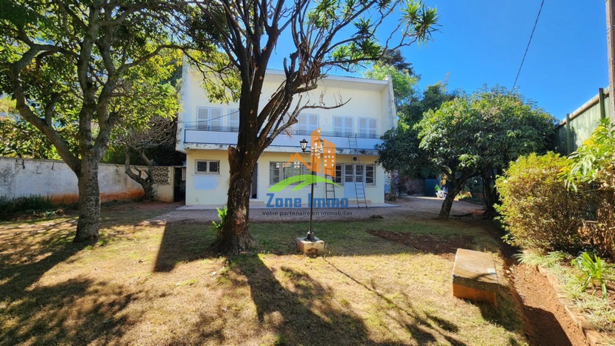 https://www.zoneimmo-mada.com/uploads/2026/08/06/a-louer-villa-a-etage-f4-avec-jardin-sur-ivandry-1786023608_1_50711_large.jpg