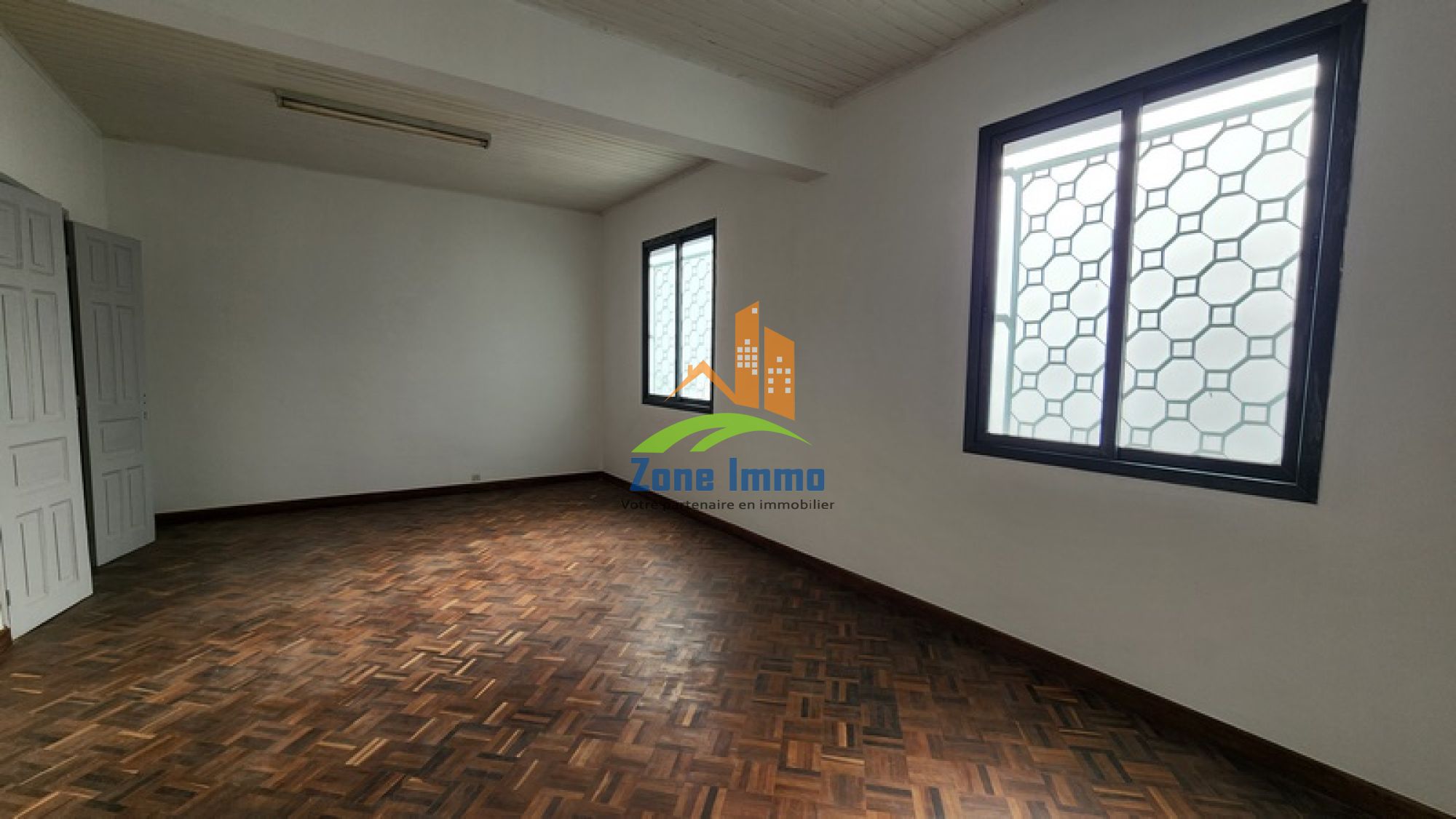 https://www.zoneimmo-mada.com/uploads/2026/08/07/a-louer-bureau-local-professionnel-f10-sur-nanisana-1786084504_1_11560_large.jpg