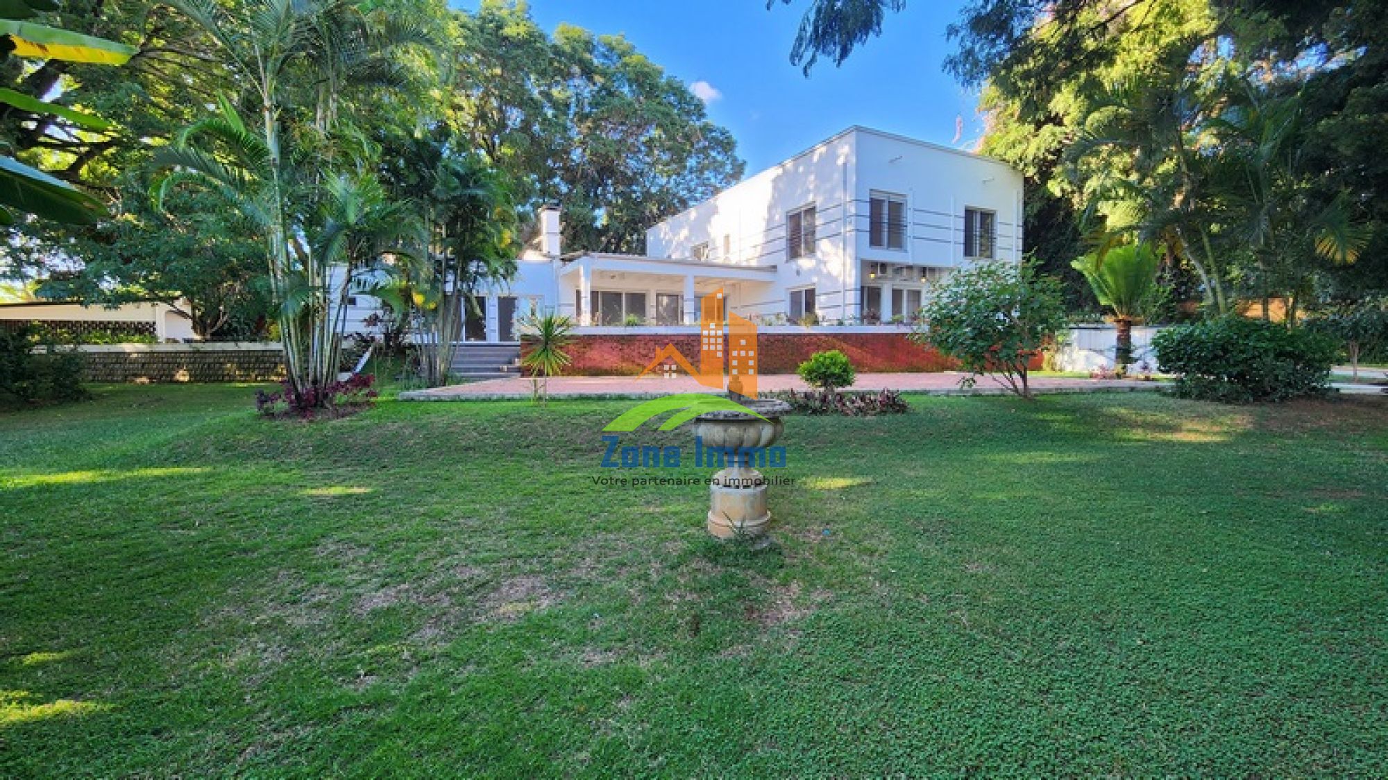 https://www.zoneimmo-mada.com/uploads/2026/08/07/a-louer-grande-villa-f6-avec-grand-jardin-a-ivandry-1786113790_1_39892_large.jpg