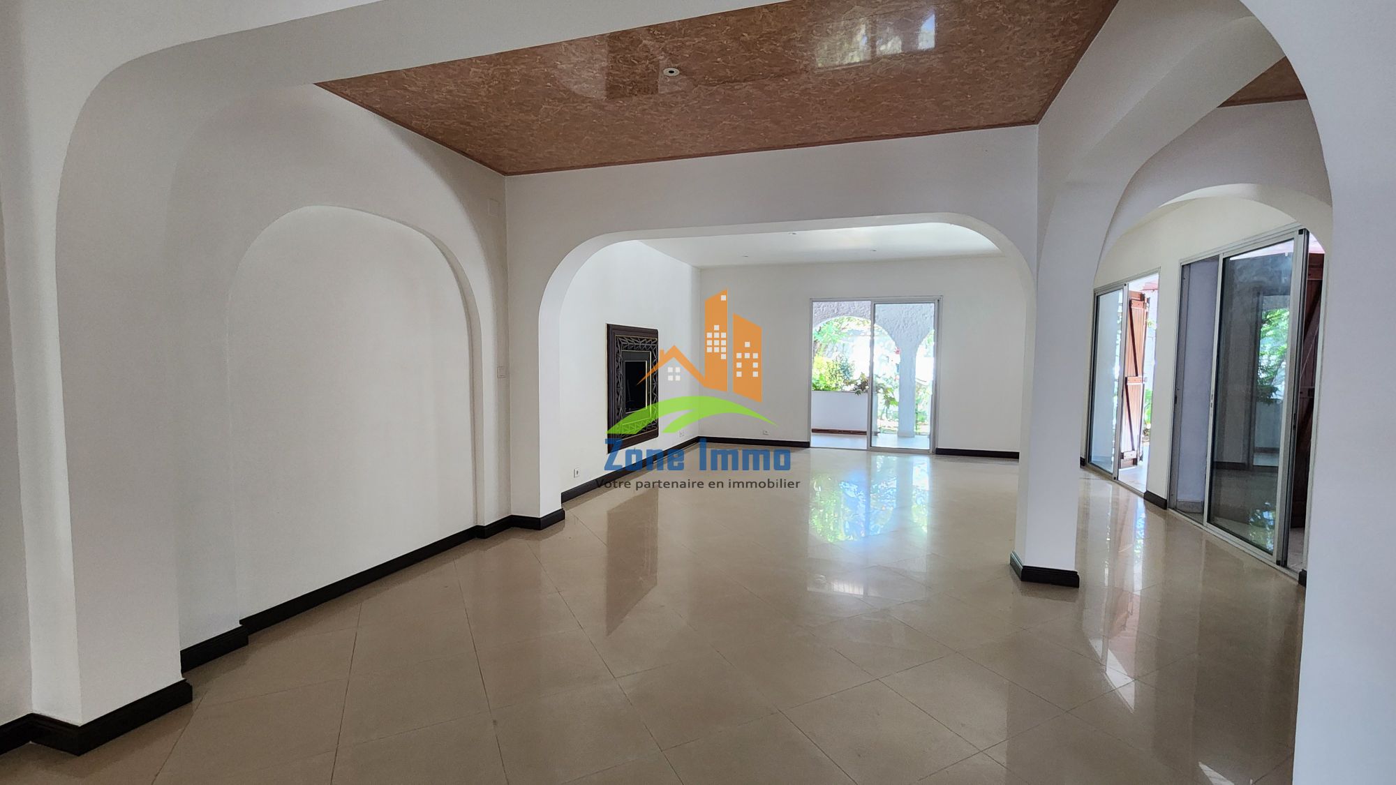 https://www.zoneimmo-mada.com/uploads/2026/08/27/a-vendre-villa-a-etage-f7-sur-980m-de-terrain-a-ambatobe-1787820205_1_79141_large.jpg