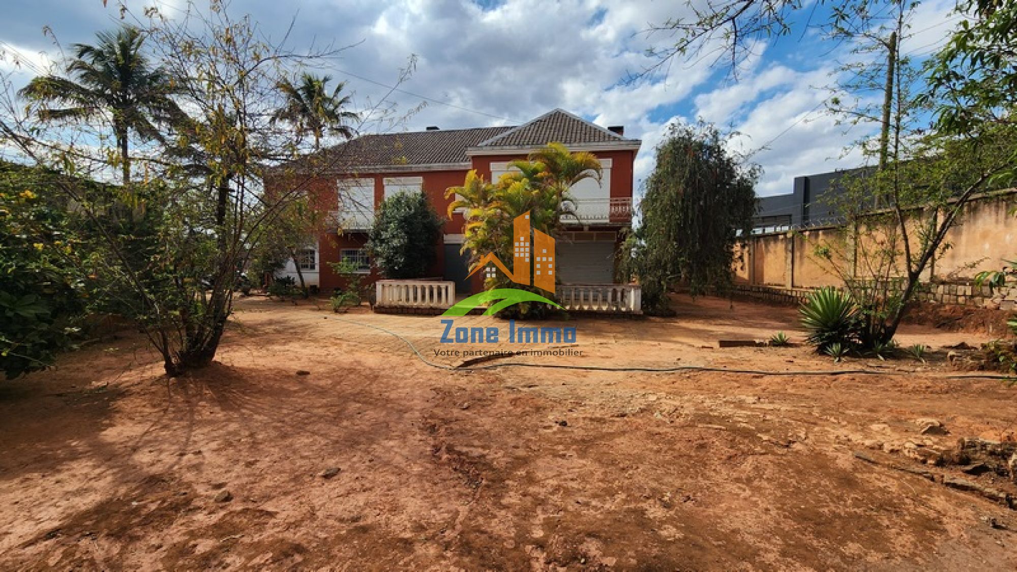 https://www.zoneimmo-mada.com/uploads/2026/09/28/a-vendre-02-villas-a-etage-f8-et-f3-sur-4-6-antanetibe-ilafy-1790618770_1_57010_large.jpg