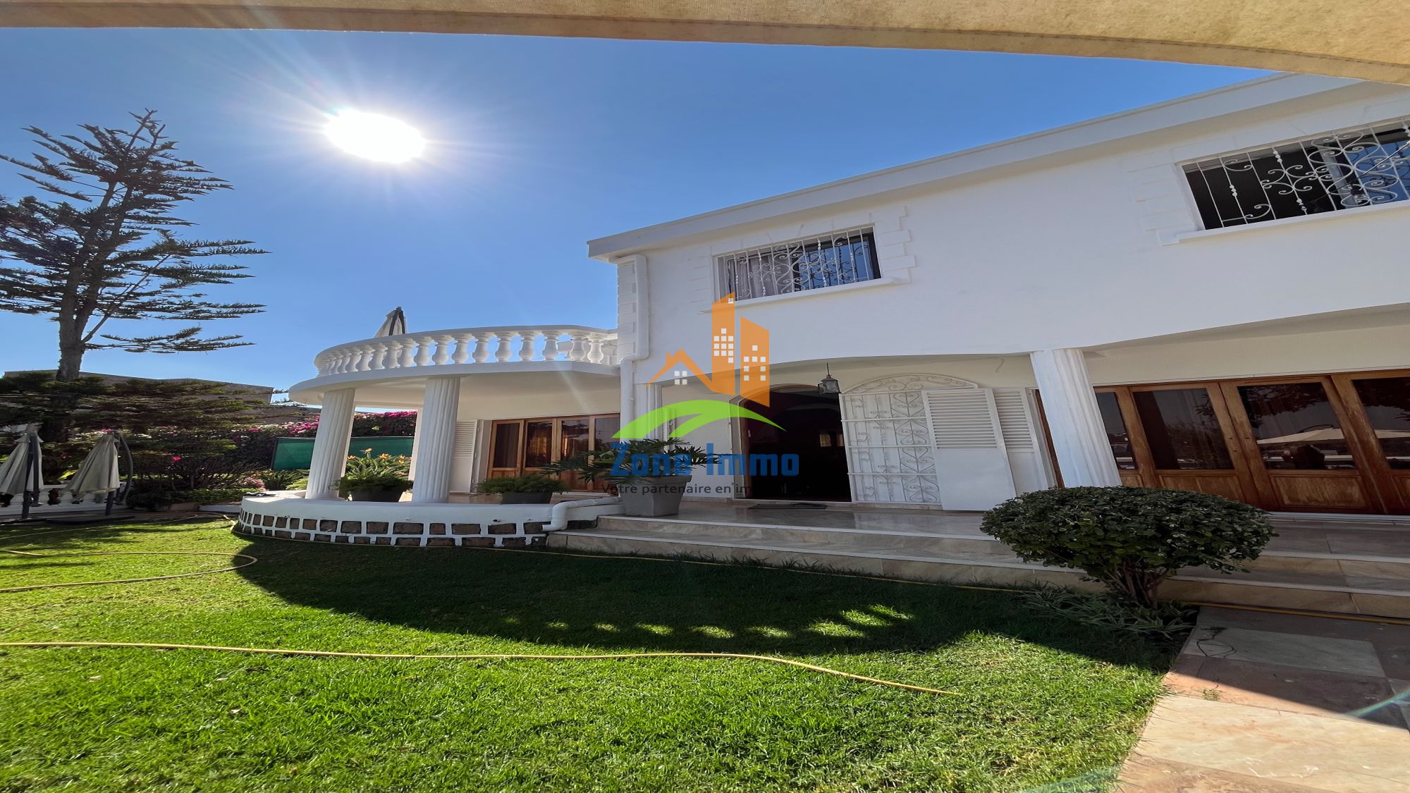 https://www.zoneimmo-mada.com/uploads/2026/10/07/a-louer-villa-f4-meublee-a-alasora-a-proximite-de-by-pass-1791460088_1_7360_large.jpeg