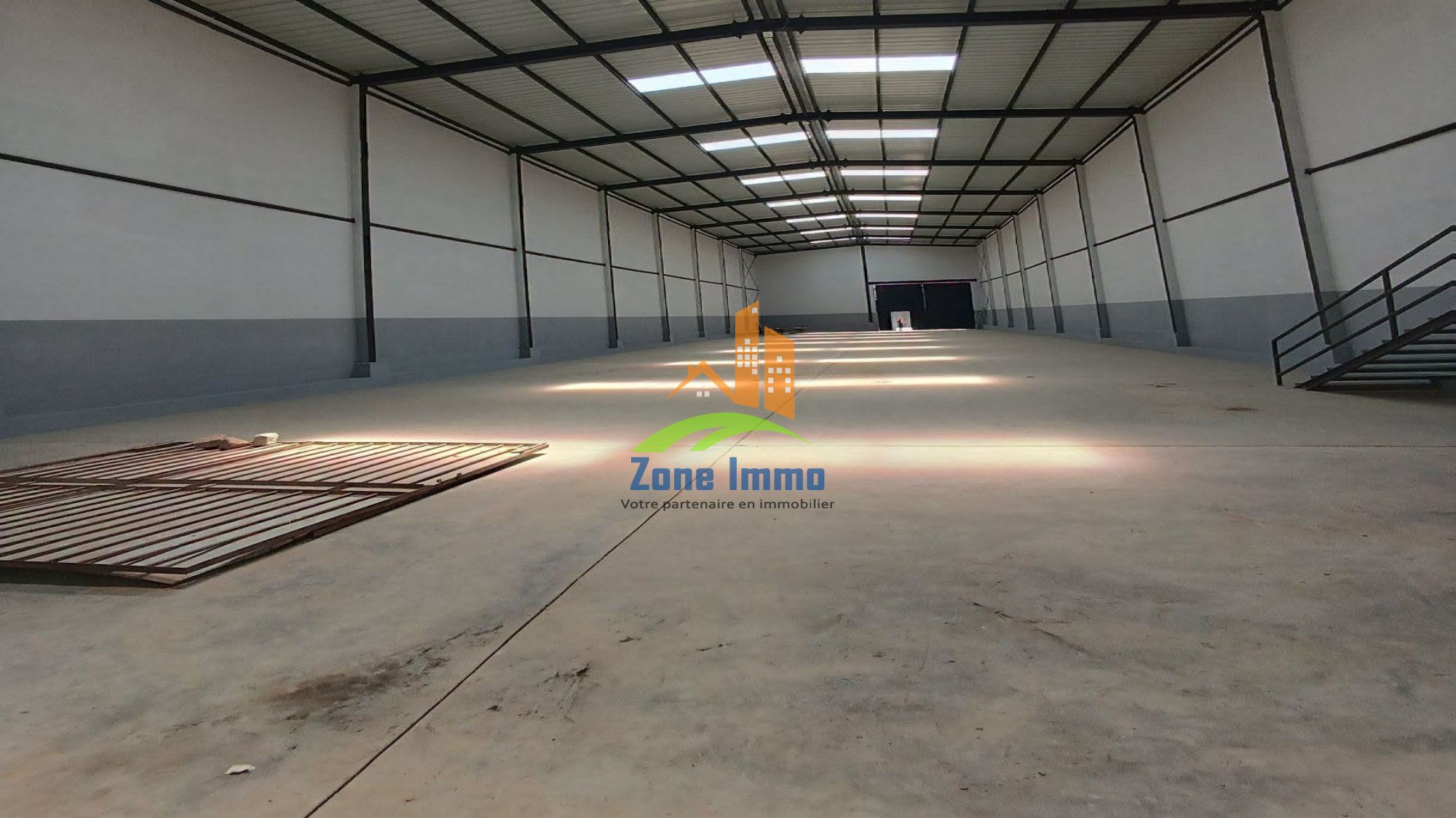 https://www.zoneimmo-mada.com/uploads/2026/10/23/a-louer-entrepot-de-1-300m-a-andohatapenaka-route-digue-1792756457_1_43693_large.jpeg