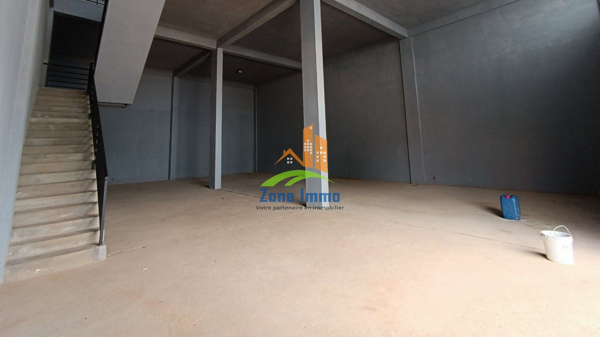 https://www.zoneimmo-mada.com/uploads/2026/10/23/a-louer-entrepot-espace-de-stockage-magasin-de-1-040m-a-ivato-1792755408_1_45277_large.jpg